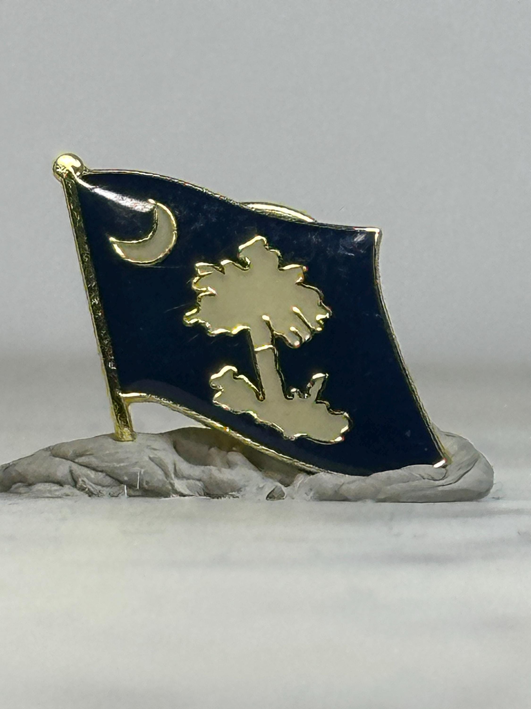 South Carolina Flag Enamel Pin: Gold & Navy Finish - State Pride Accessory