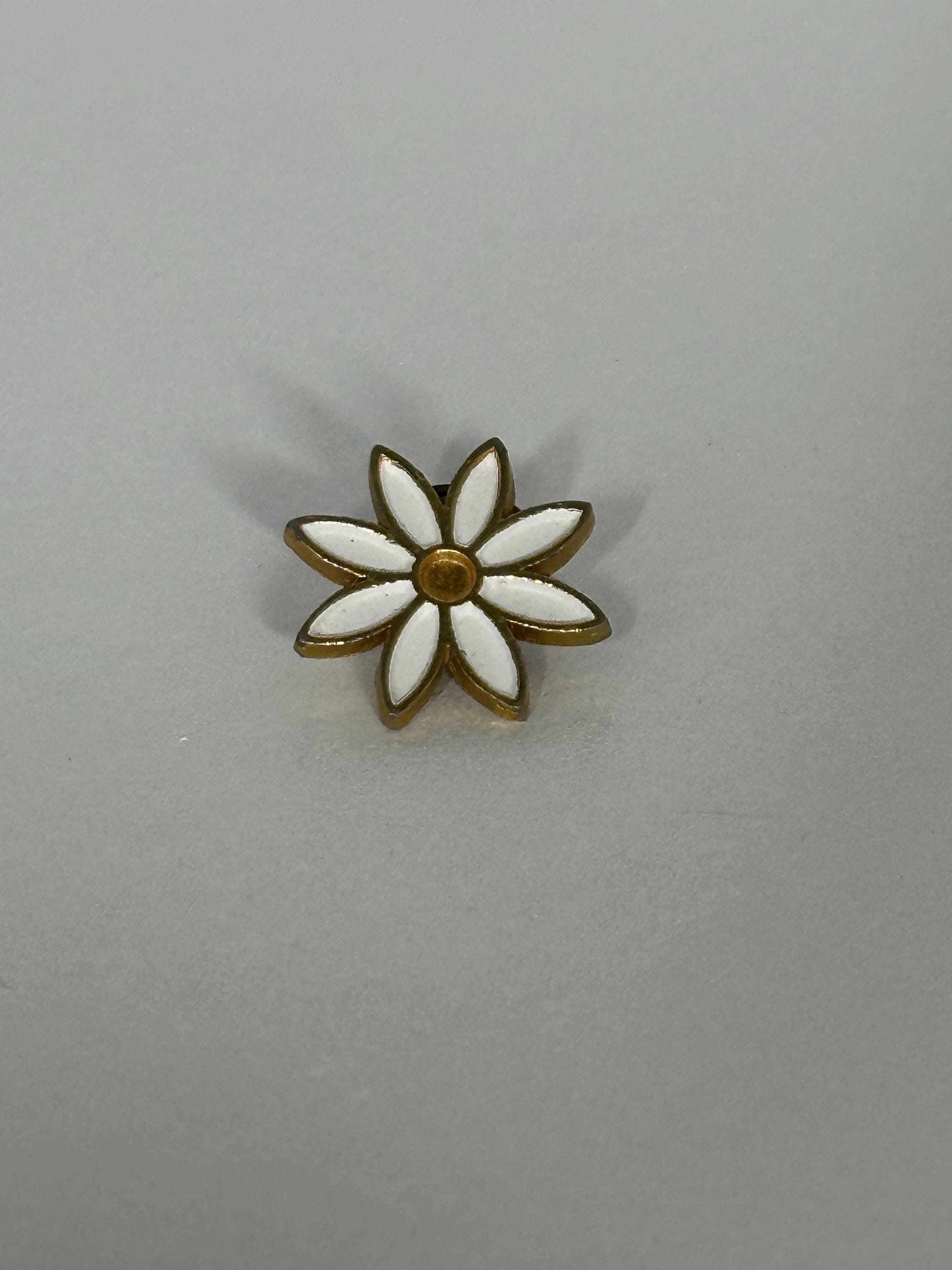 Daisy Flower Enamel Pin: White & Gold Finish - Vintage Botanical Accessory
