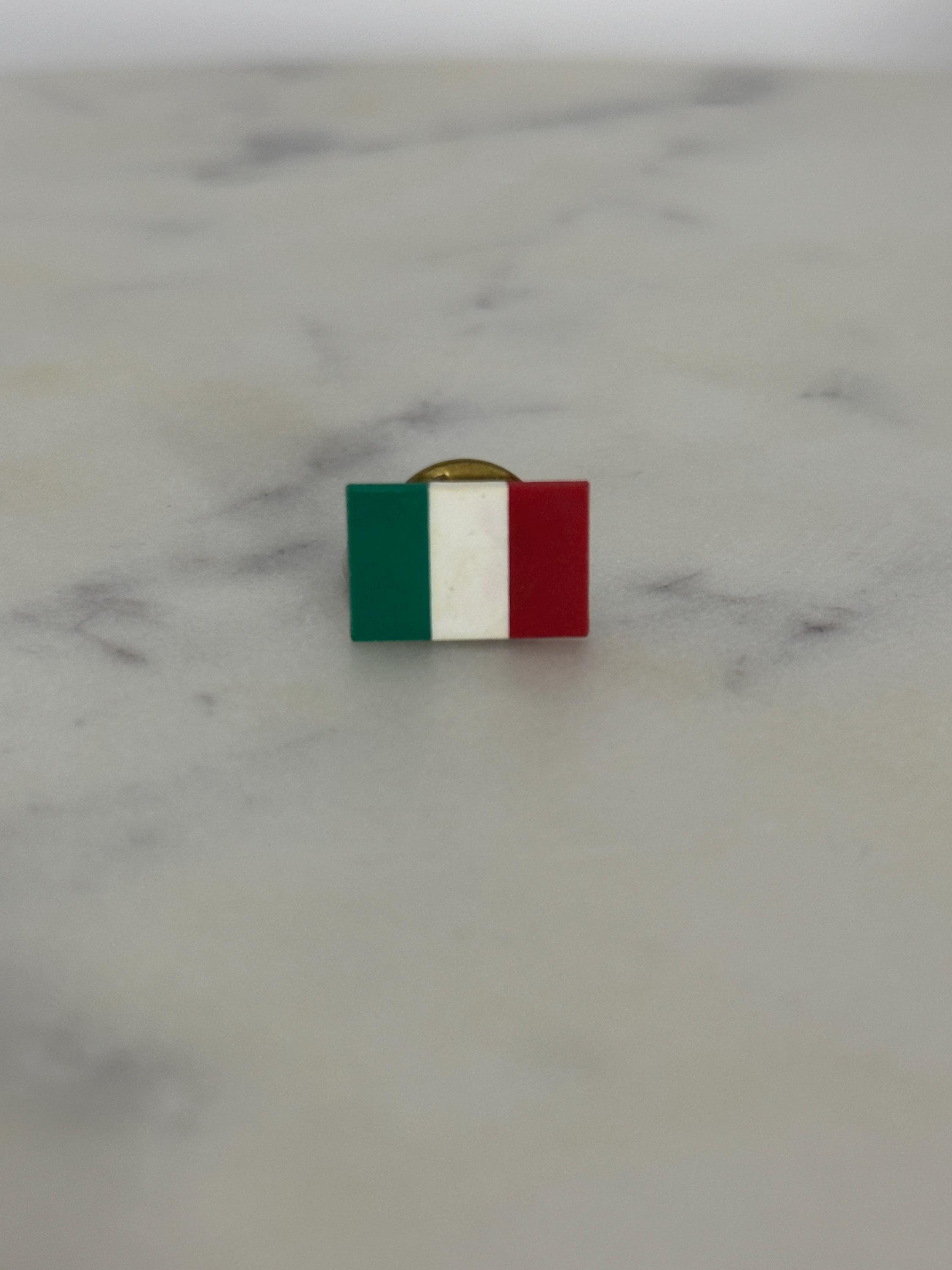 Italy Flag Enamel Pin: Glossy Tricolor Finish - Travel Souvenir Accessory