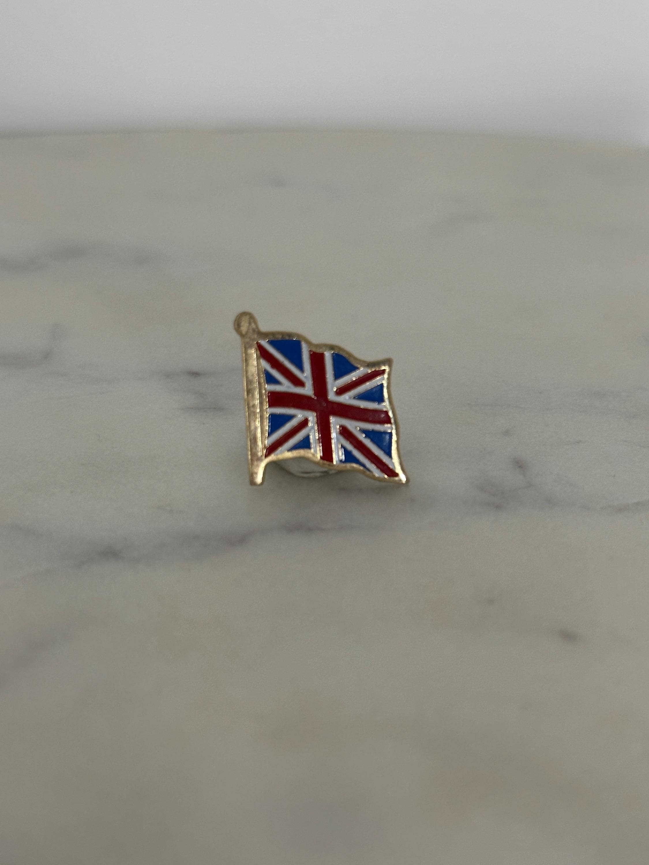 UK Union Jack Flag Lapel Pin: Gold-Tone Enamel Finish - Patriotic Accessory