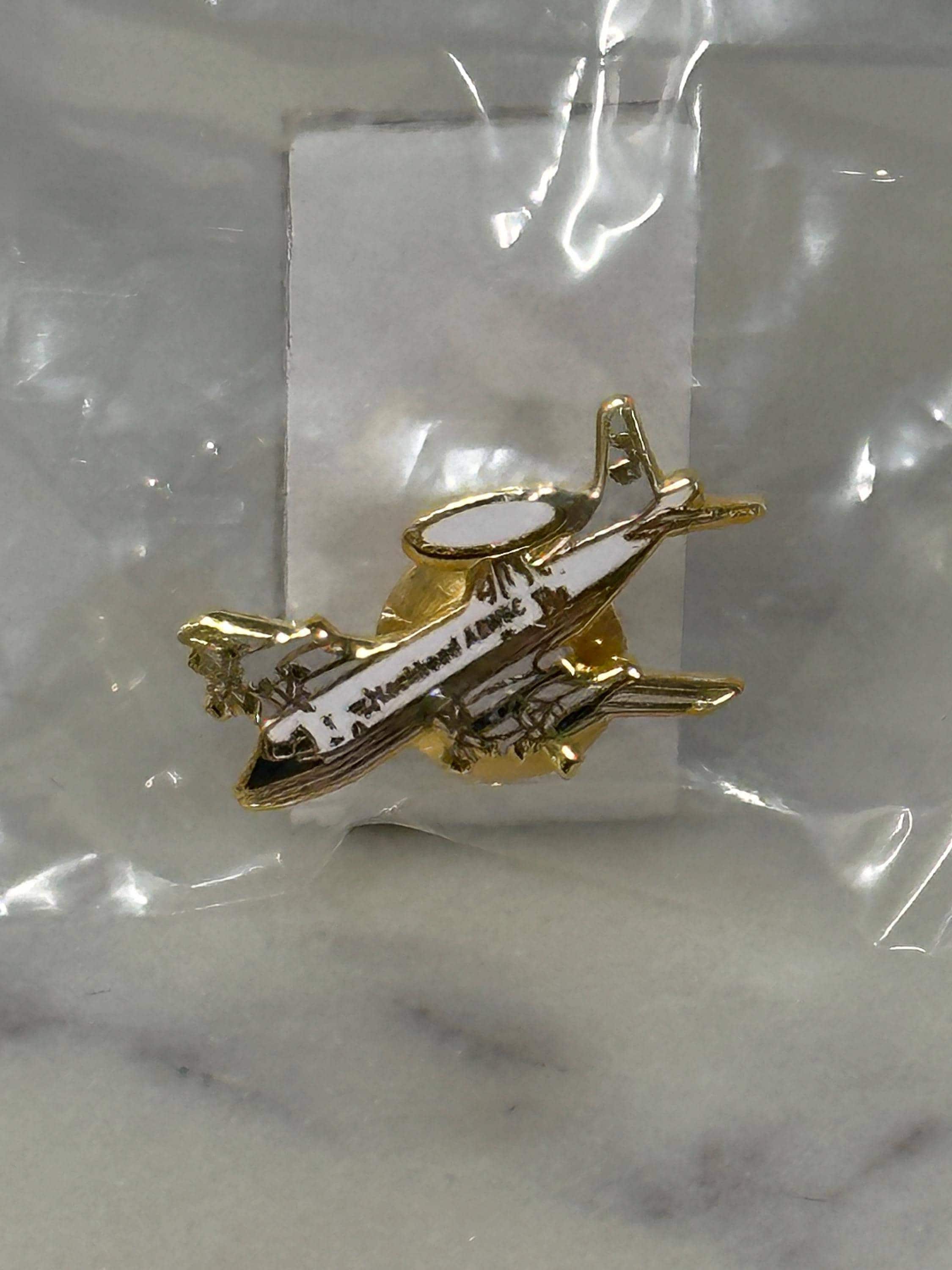 Lockheed aewsc aircraft pin – gold tone aviation memorabilia