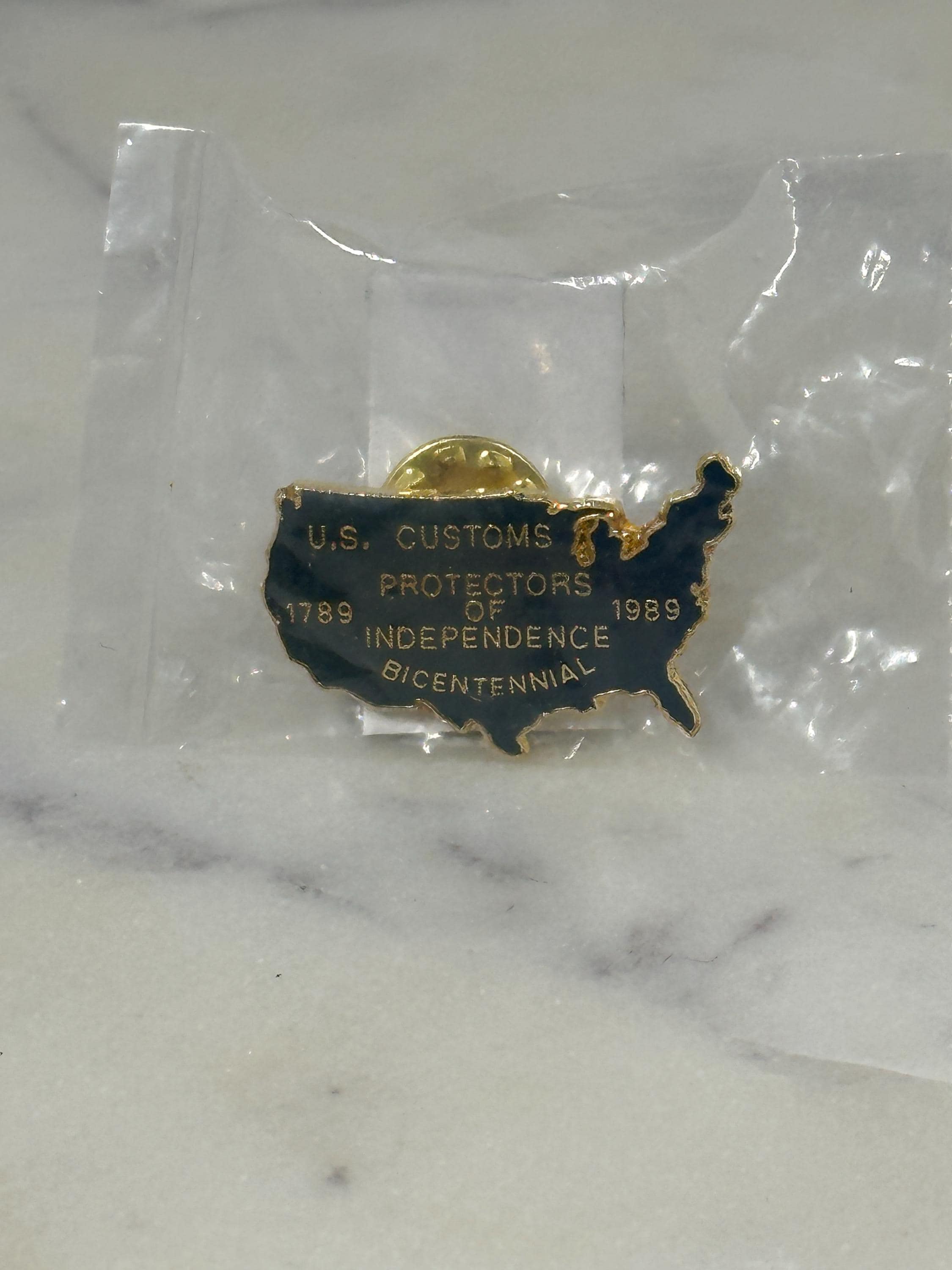 U.s. customs bicentennial pin: gold enamel map - 1989 patriotic accessory