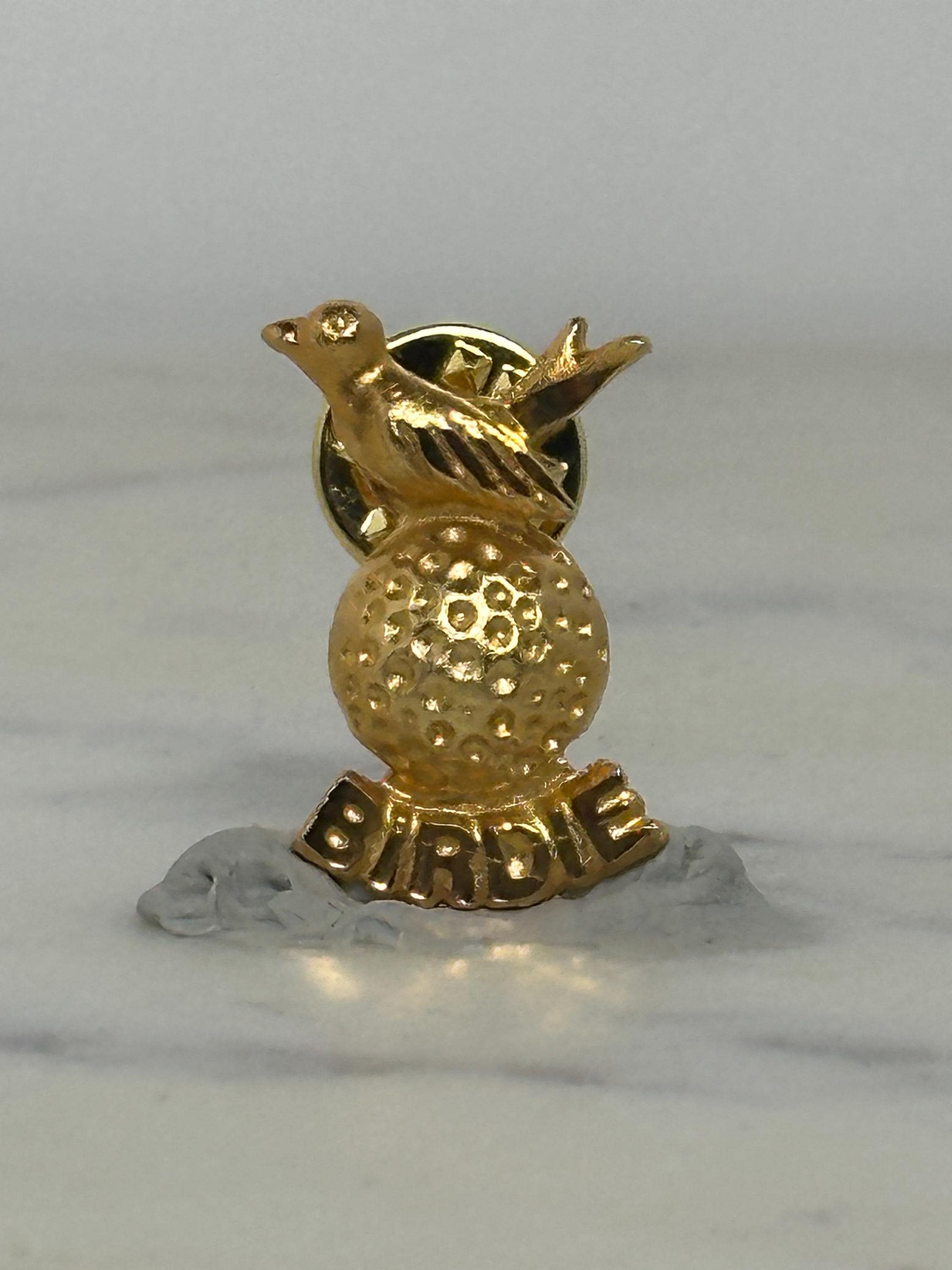 Golf Birdie Pin: Gold Tone Enamel - Retro Sports Accessory