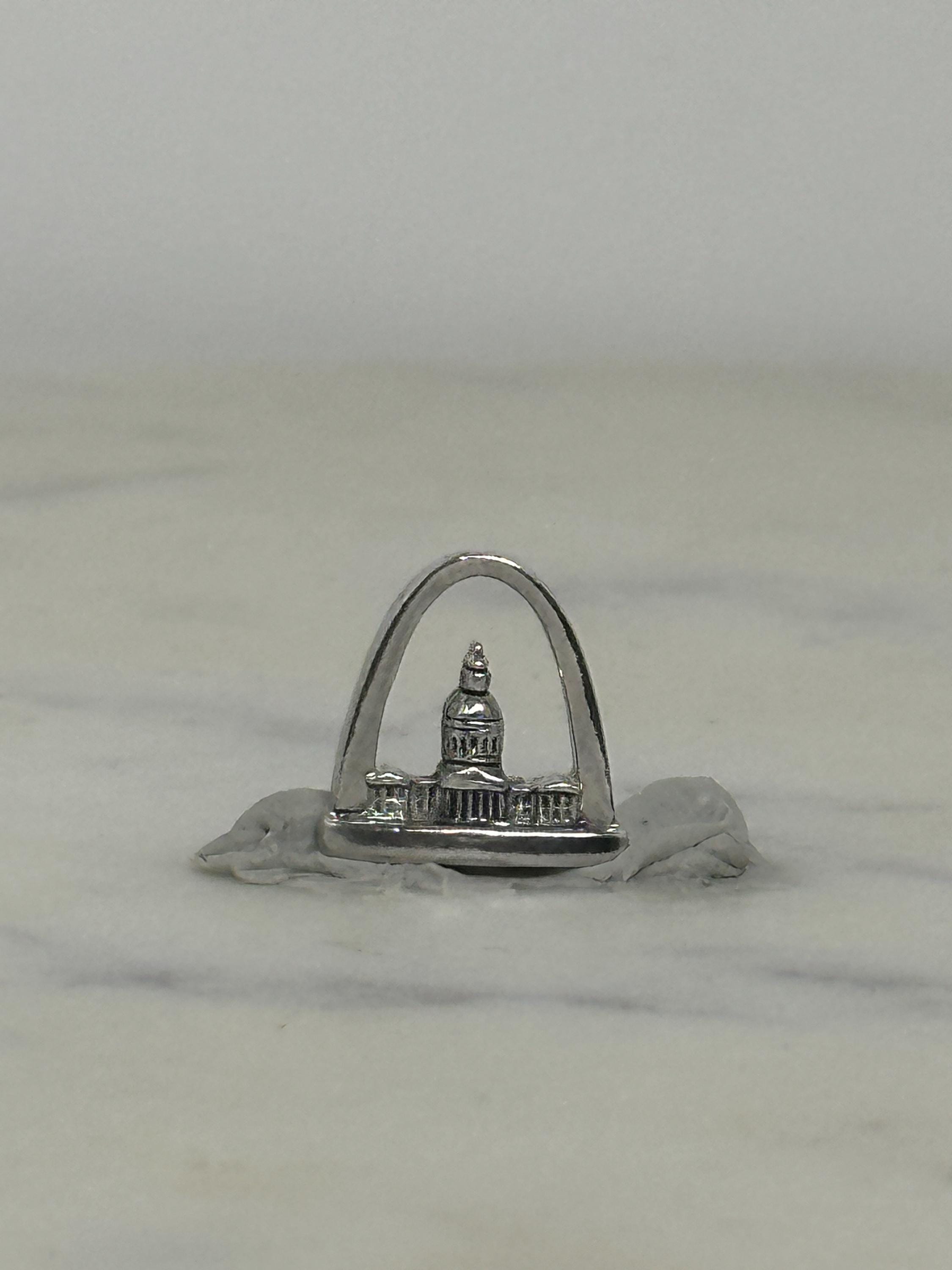 St. Louis Arch Capitol Pin: Silver-Tone Metal - Vintage Souvenir Accessory