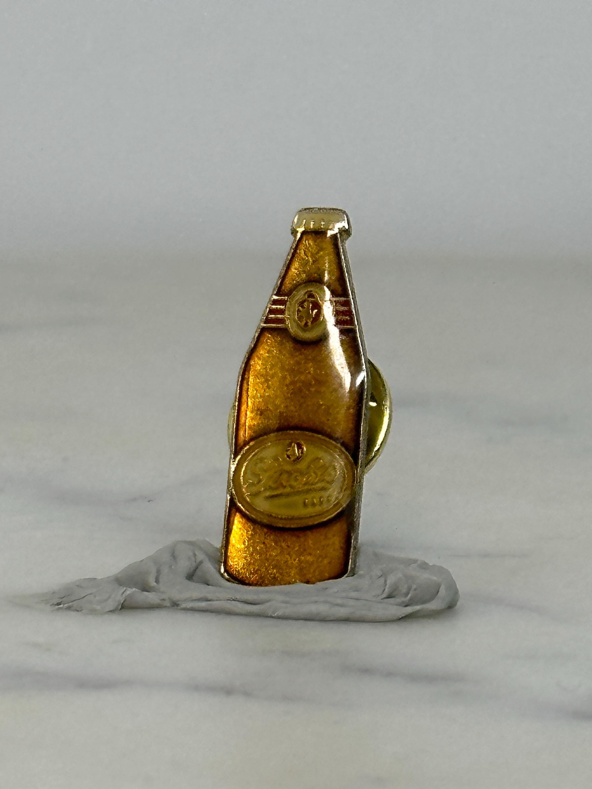 Stroh’s Beer Bottle Pin: Gold-Tone Vintage Lapel Accessory – Brewery Collectible Memorabilia