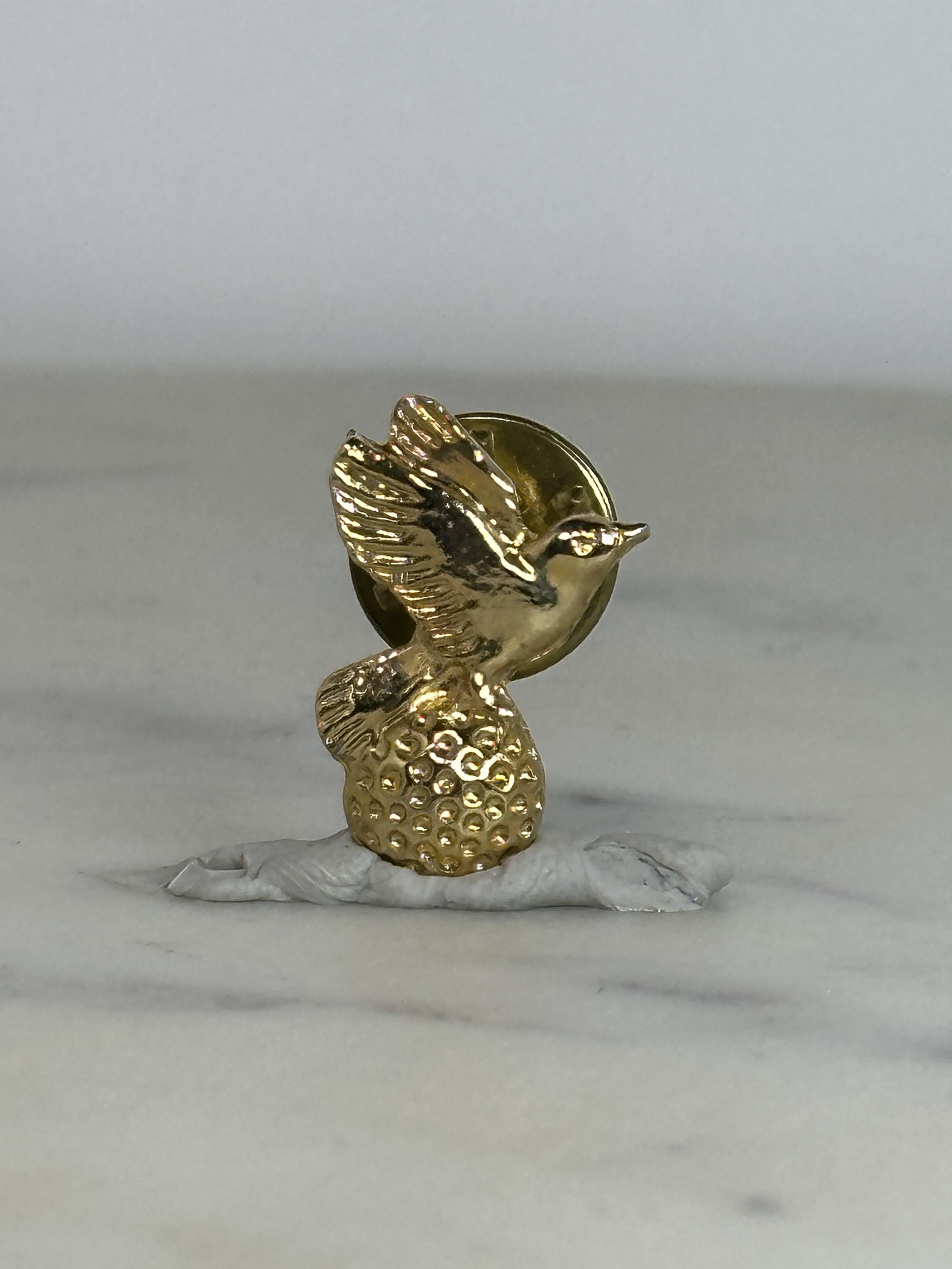 Bird Golf Ball Lapel Pin: Gold Tone Metal - Vintage Sports Accessory