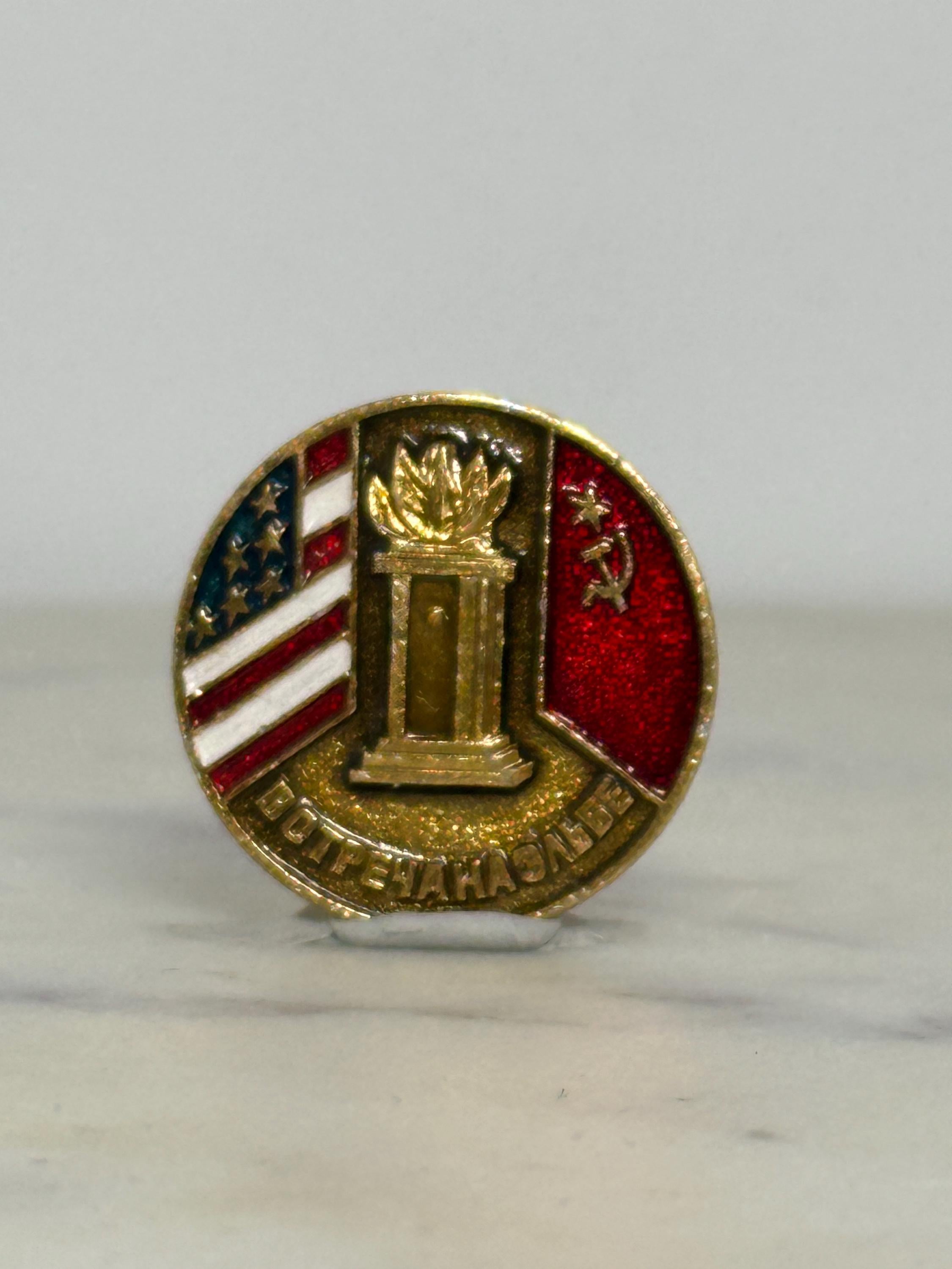 USA USSR Friendship Pin: Gold Enamel Finish - Cold War Era Accessory