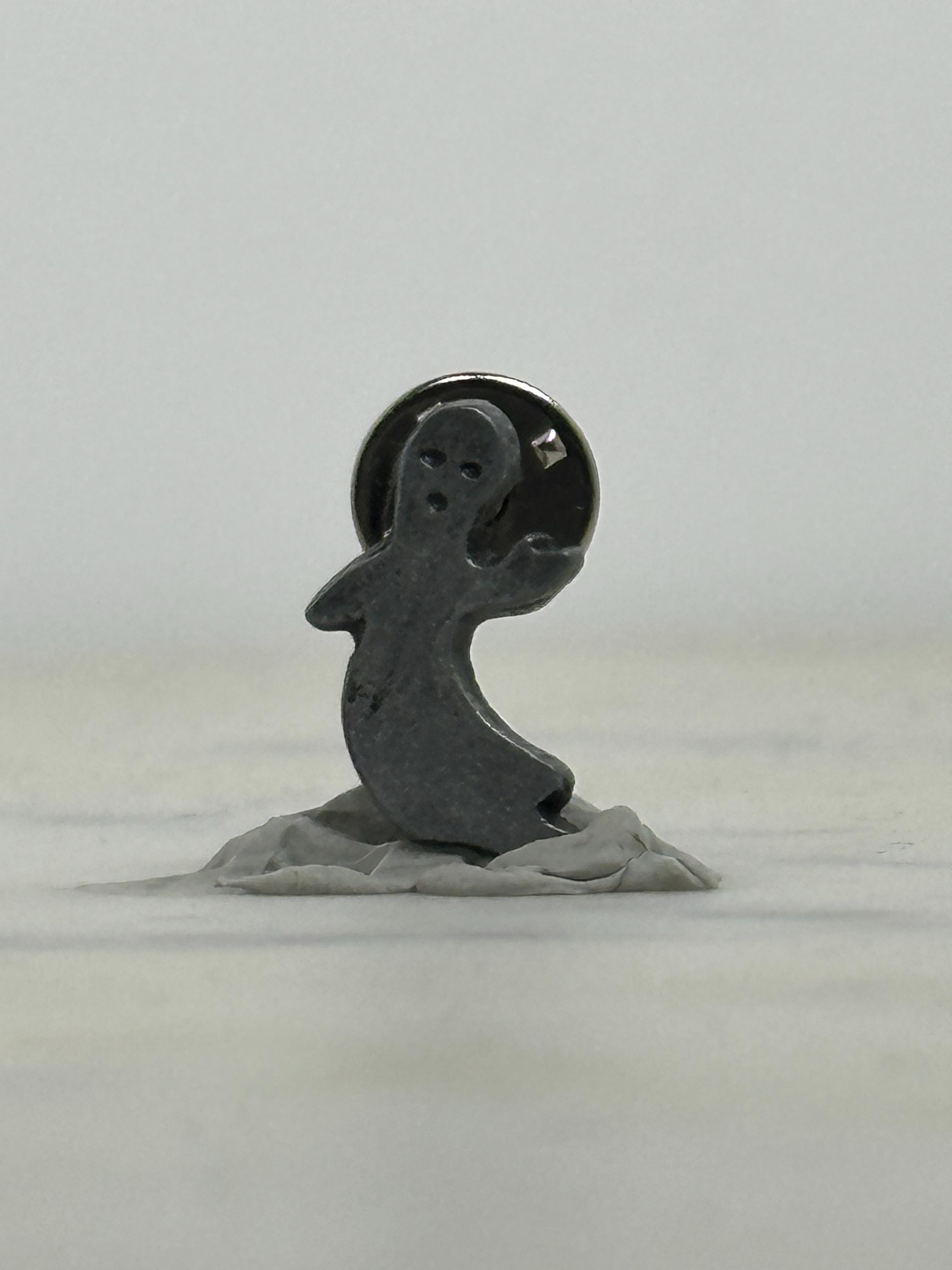 Vintage Ghost Pin: Matte Black Finish - Spooky Halloween Accessory