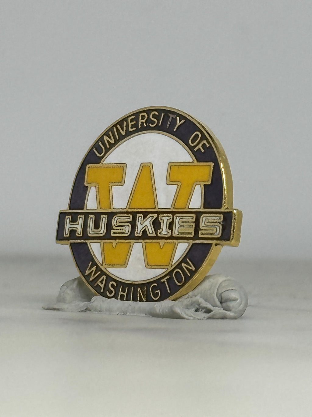 University of Washington Huskies Pin: Gold Enamel - Vintage Sports Accessory