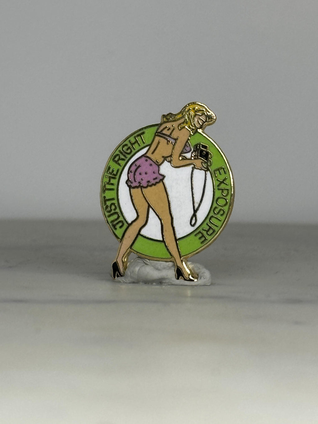 Pin-Up Girl Enamel Pin: Green & Pink Retro Style - Vintage-Inspired Accessory