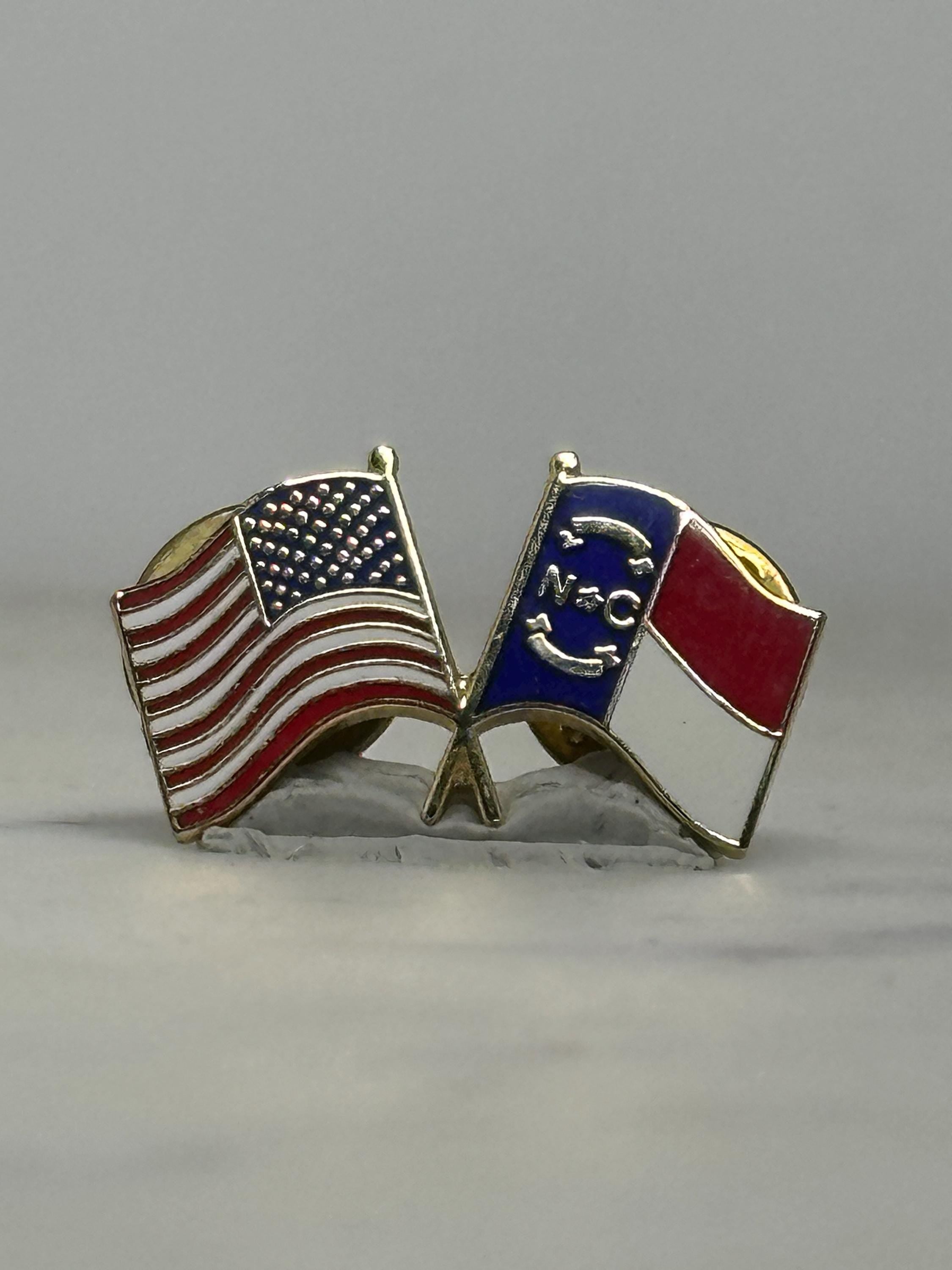USA & North Carolina Flag Pin: Gold Tone Enamel - Patriotic State Accessory