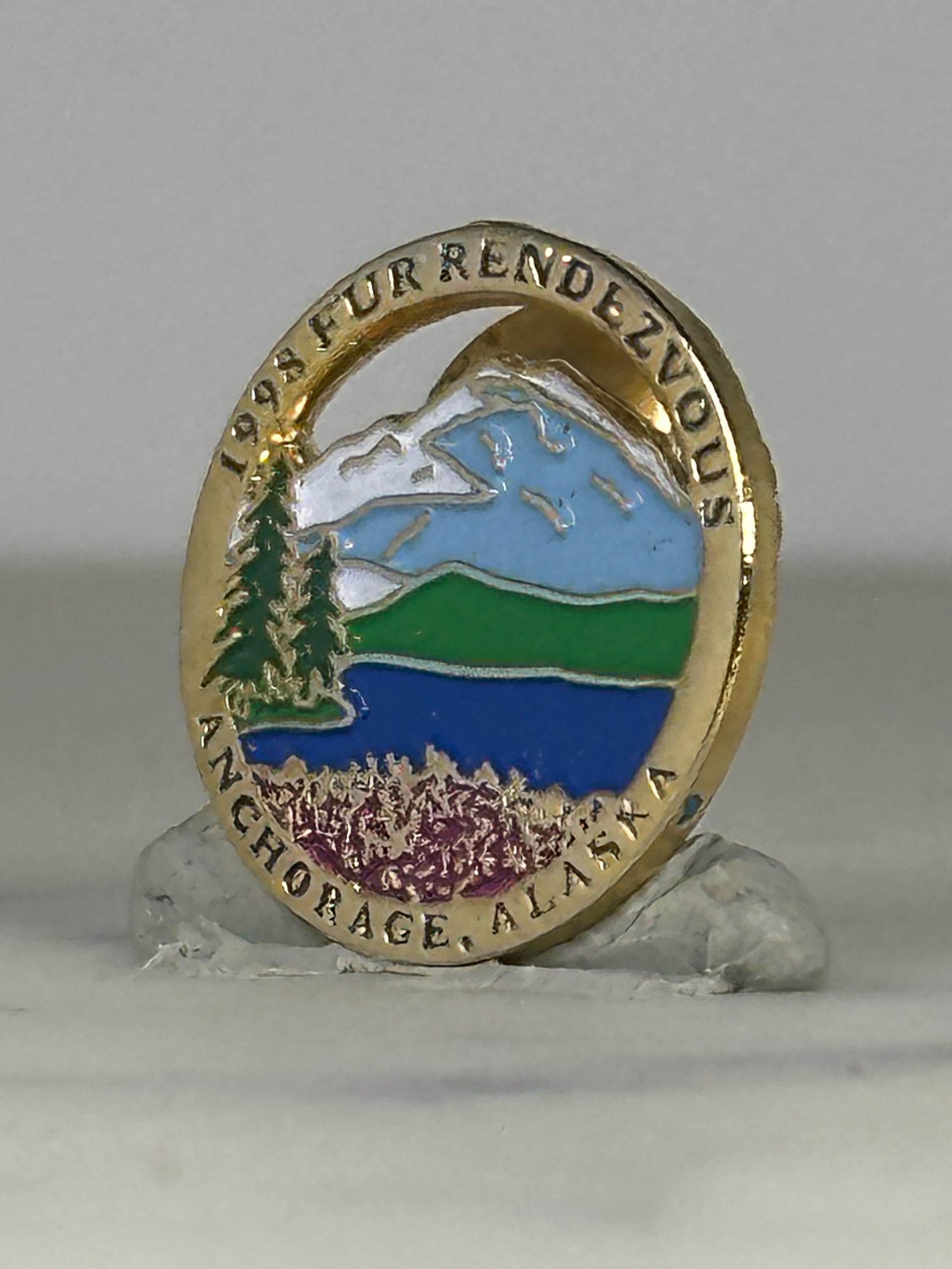 1995 Fur Rendezvous Pin: Scenic Enamel Gold-Tone - Alaska Event Accessory