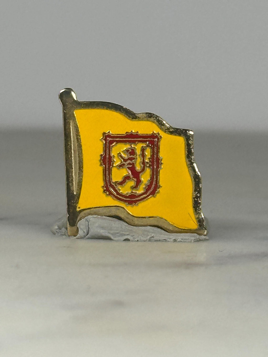 Scotland Lion Rampant Flag Pin – Royal Banner Enamel Lapel Badge