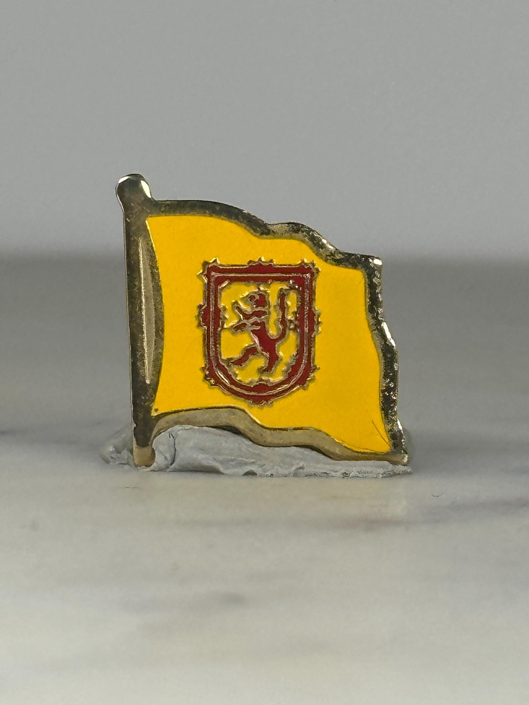 Scotland Lion Rampant Flag Pin – Royal Banner Enamel Lapel Badge