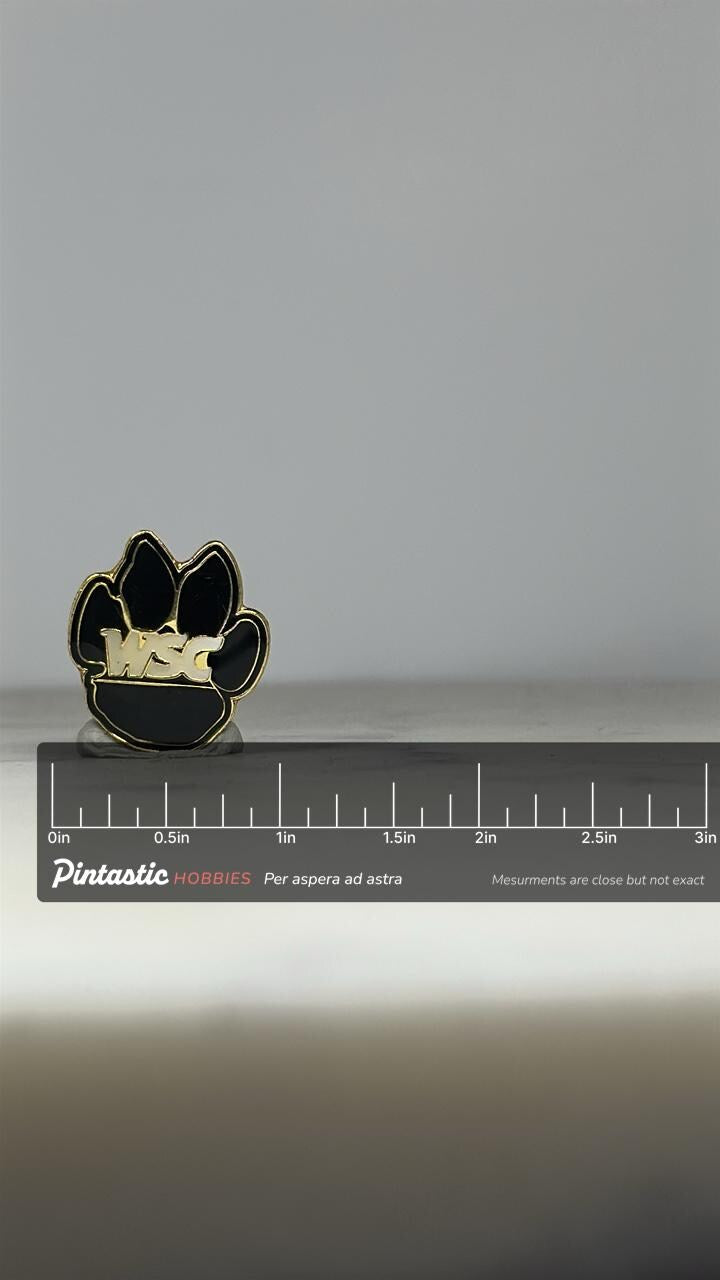 Vintage Wayne State College Wildcats Paw Print Pin – Black & Gold WSC Lapel Pin with ruler overlay for size reference