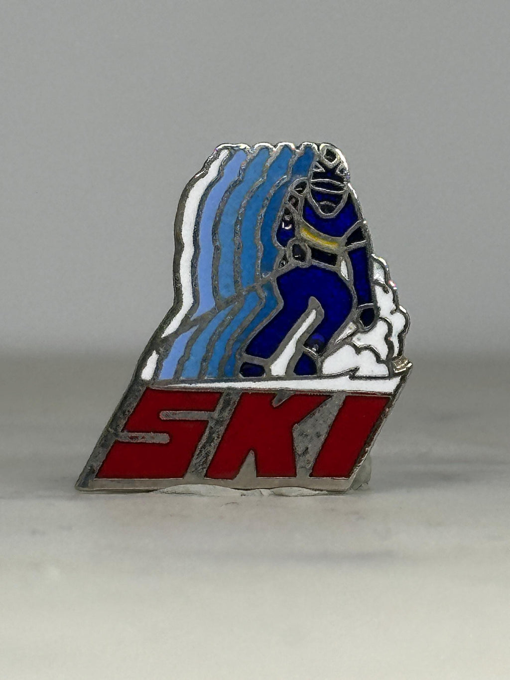 Skiing Enamel Pin: Blue & Red Retro Style - Vintage Winter Accessory