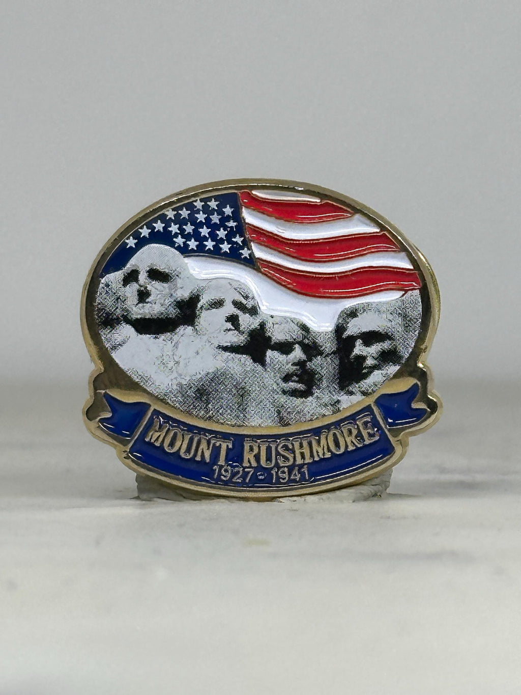 Mount Rushmore Souvenir Pin: Gold Tone Enamel - Patriotic Travel Accessory