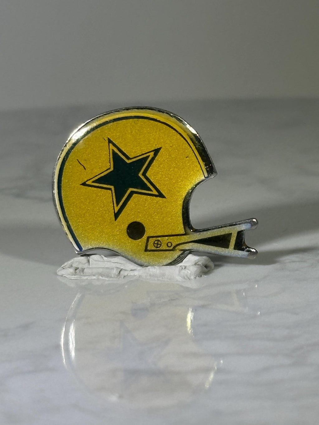 Vintage Dallas Cowboys Football Helmet Pin: Yellow Enamel Star Design - Retro NFL Accessory