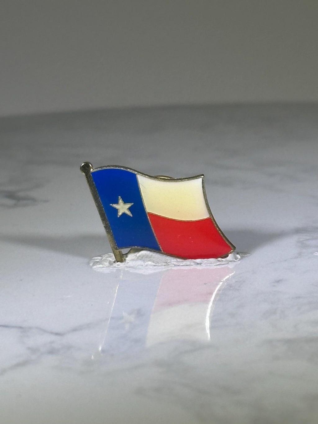 Texas Flag Pin: Enamel Wave Design - Patriotic Souvenir Accessory