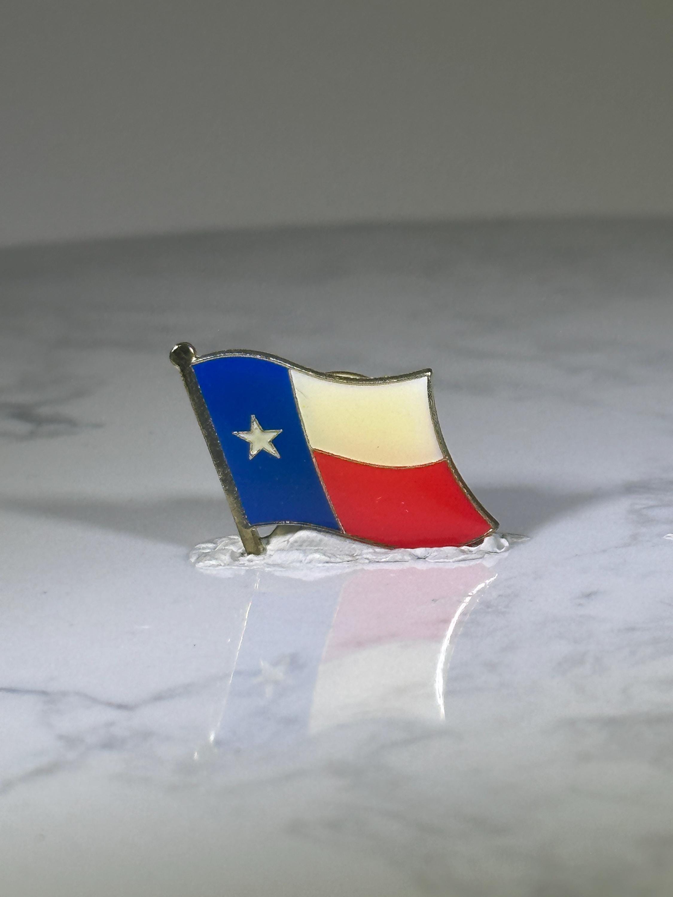 Texas Flag Pin: Enamel Wave Design - Patriotic Souvenir Accessory