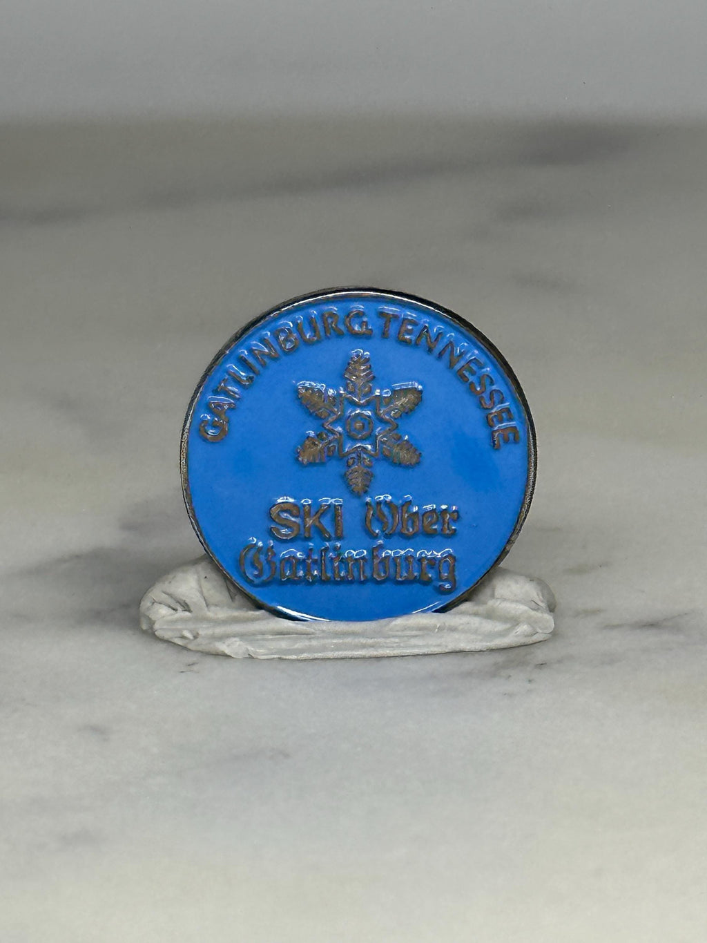 Gatlinburg Tennessee Ski Pin: Blue Enamel Round - Vintage Souvenir Accessory