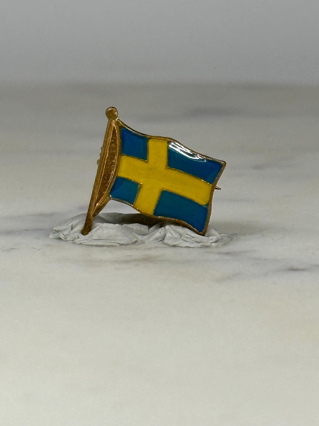 Sweden Flag Pin: Gold-Tone Enamel - Vintage Patriotic Accessory