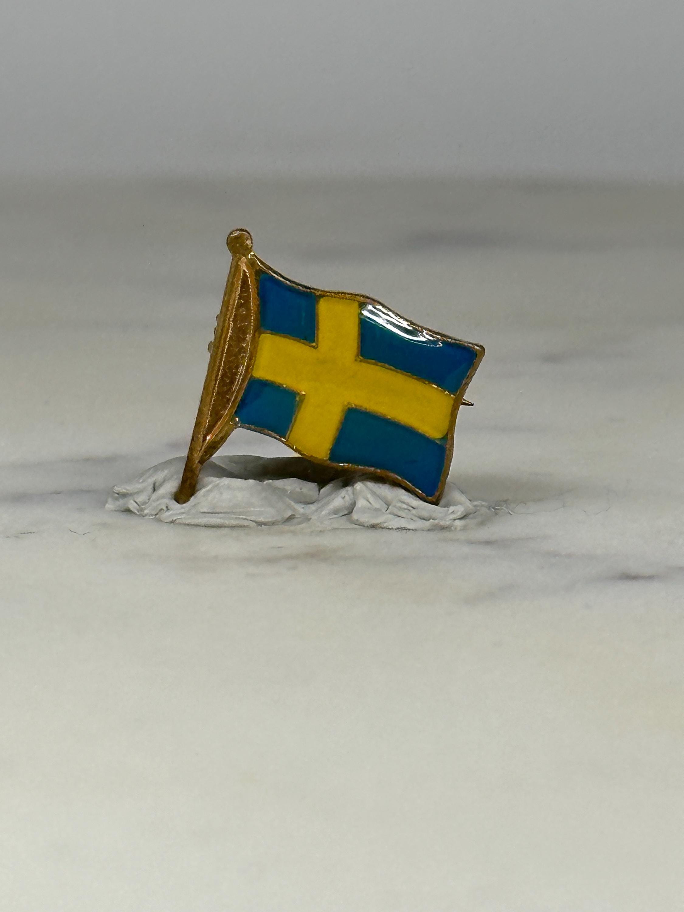 Sweden Flag Pin: Gold-Tone Enamel - Vintage Patriotic Accessory
