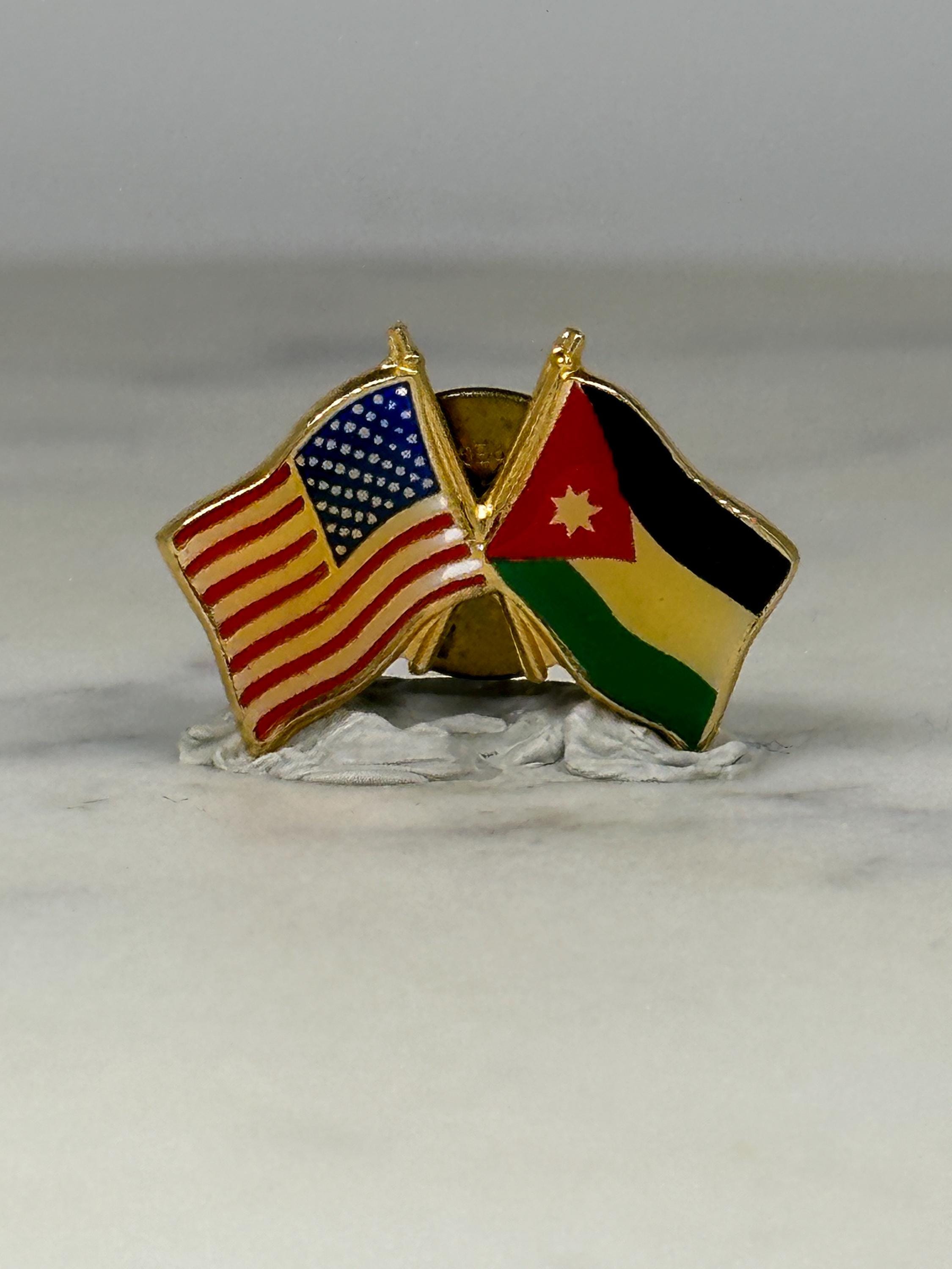 USA Jordan Flag Pin: Gold Enamel Crossed Flags - Diplomatic Accessory