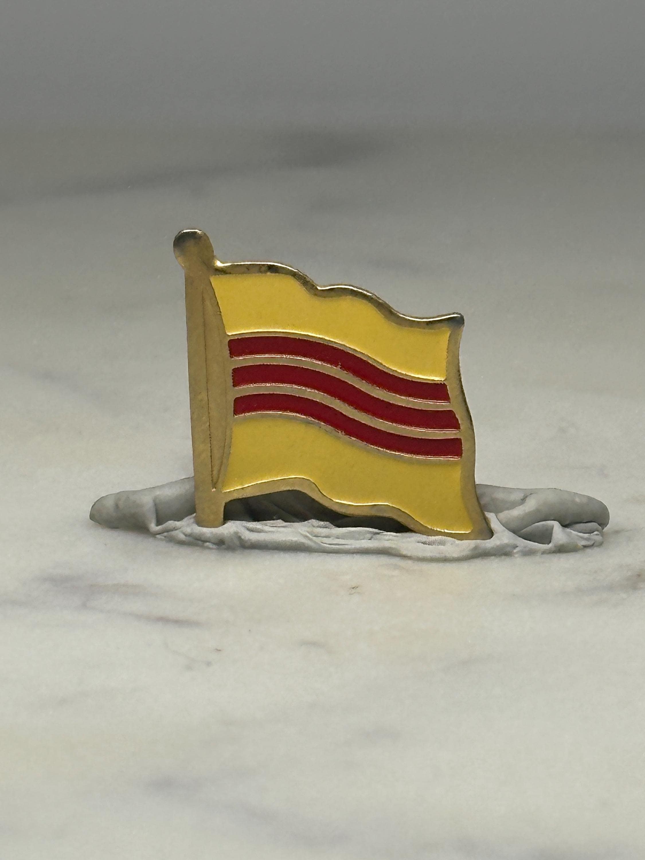 South Vietnam Flag Pin: Gold & Red Enamel - Vintage Patriotic Accessory