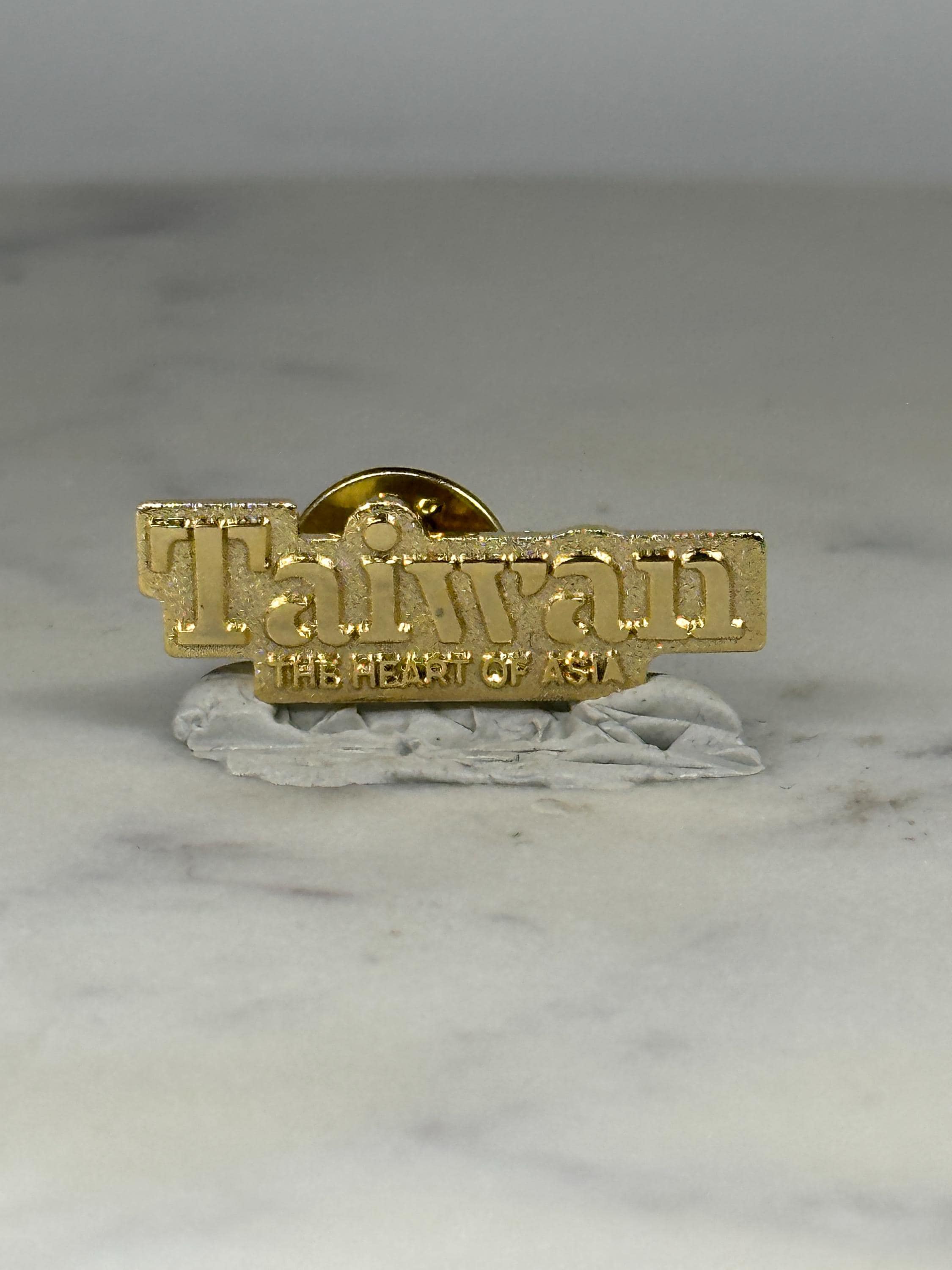 Taiwan Souvenir Pin: Gold Tone - Travel Country Collectible Accessory