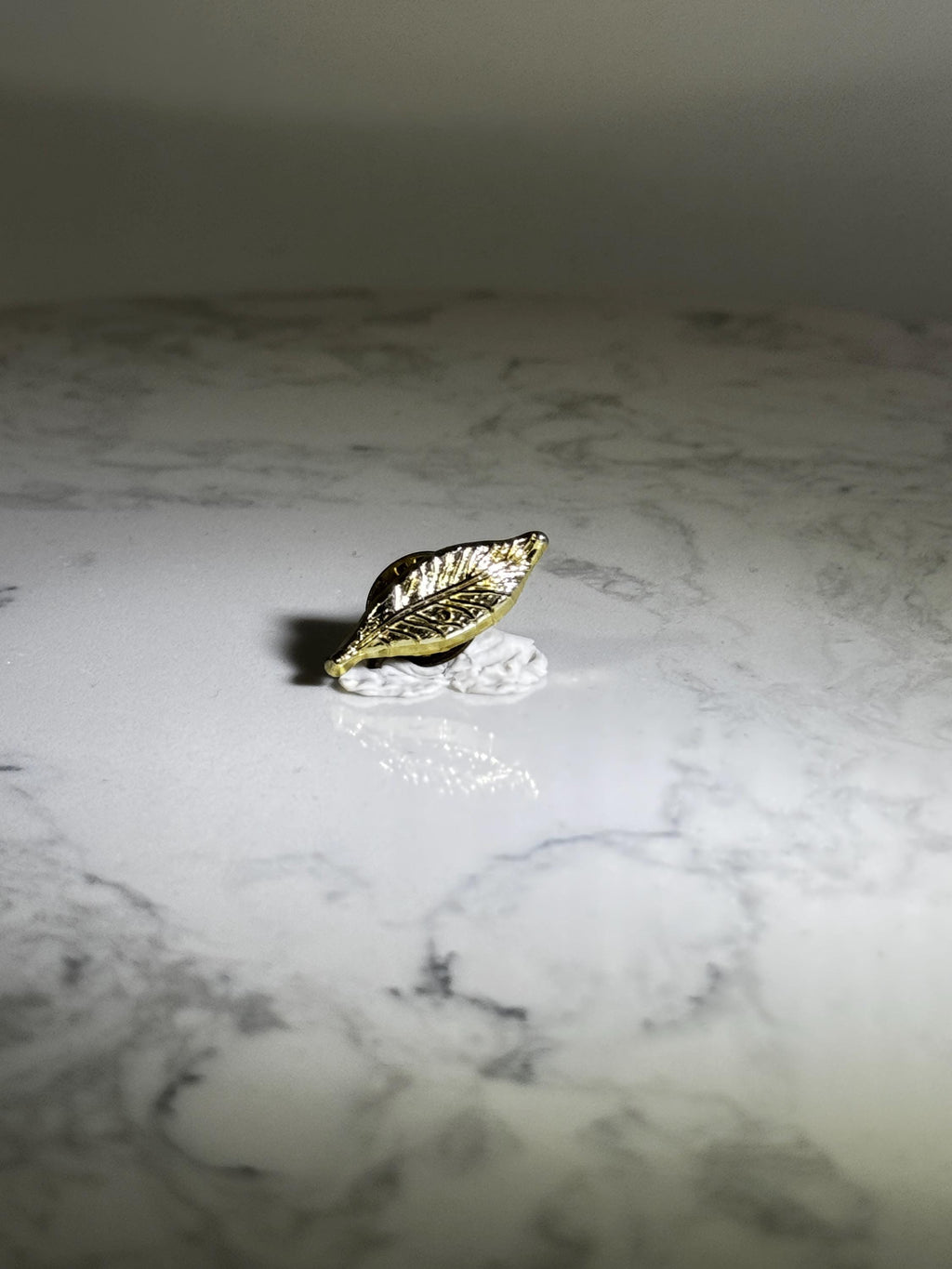 Gold Leaf Lapel Pin: Shiny Metal Finish - Vintage Nature Accessory