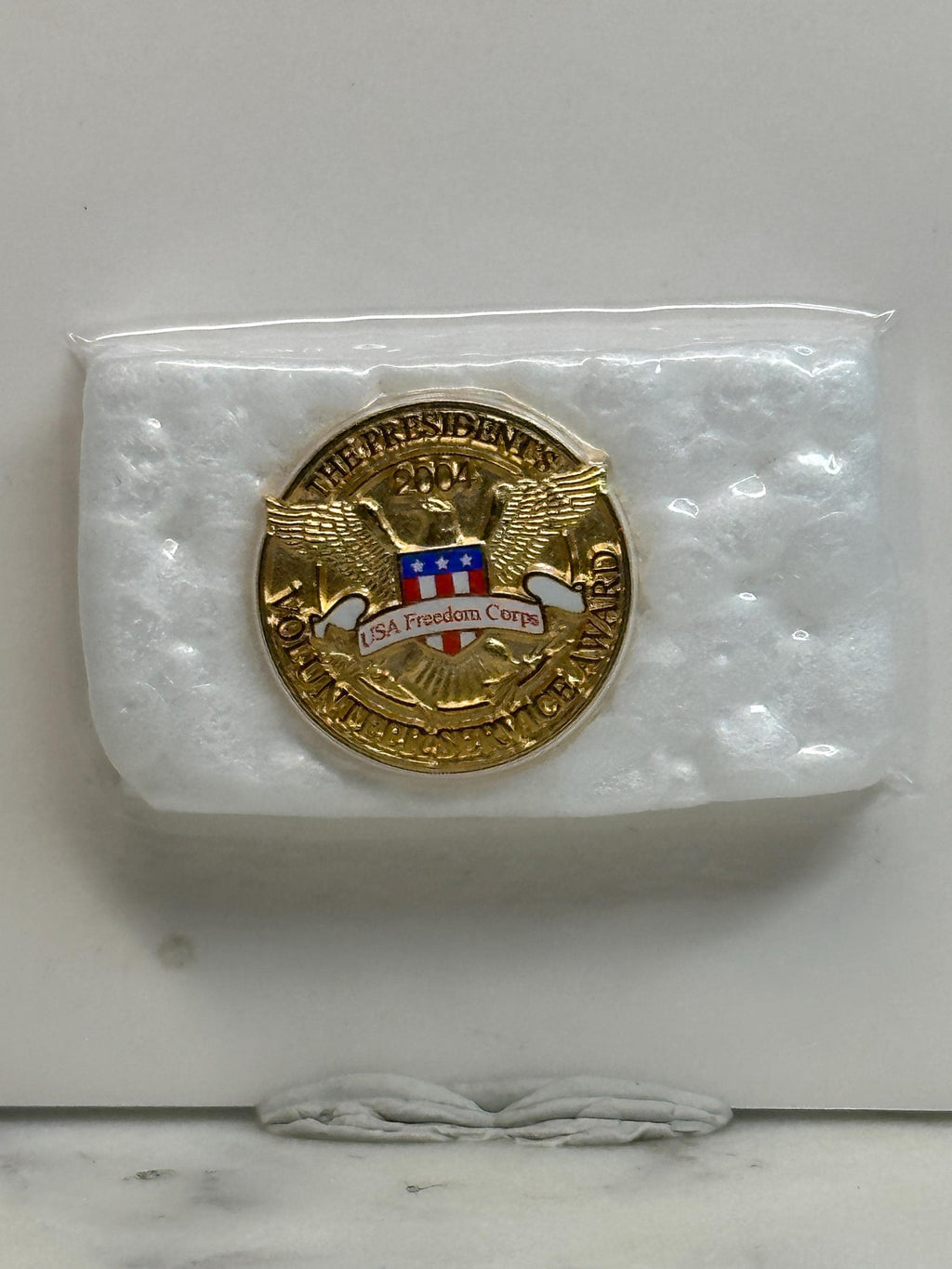 2004 Presidential Award Pin: Gold Finish Eagle Emblem - Patriotic Accessory