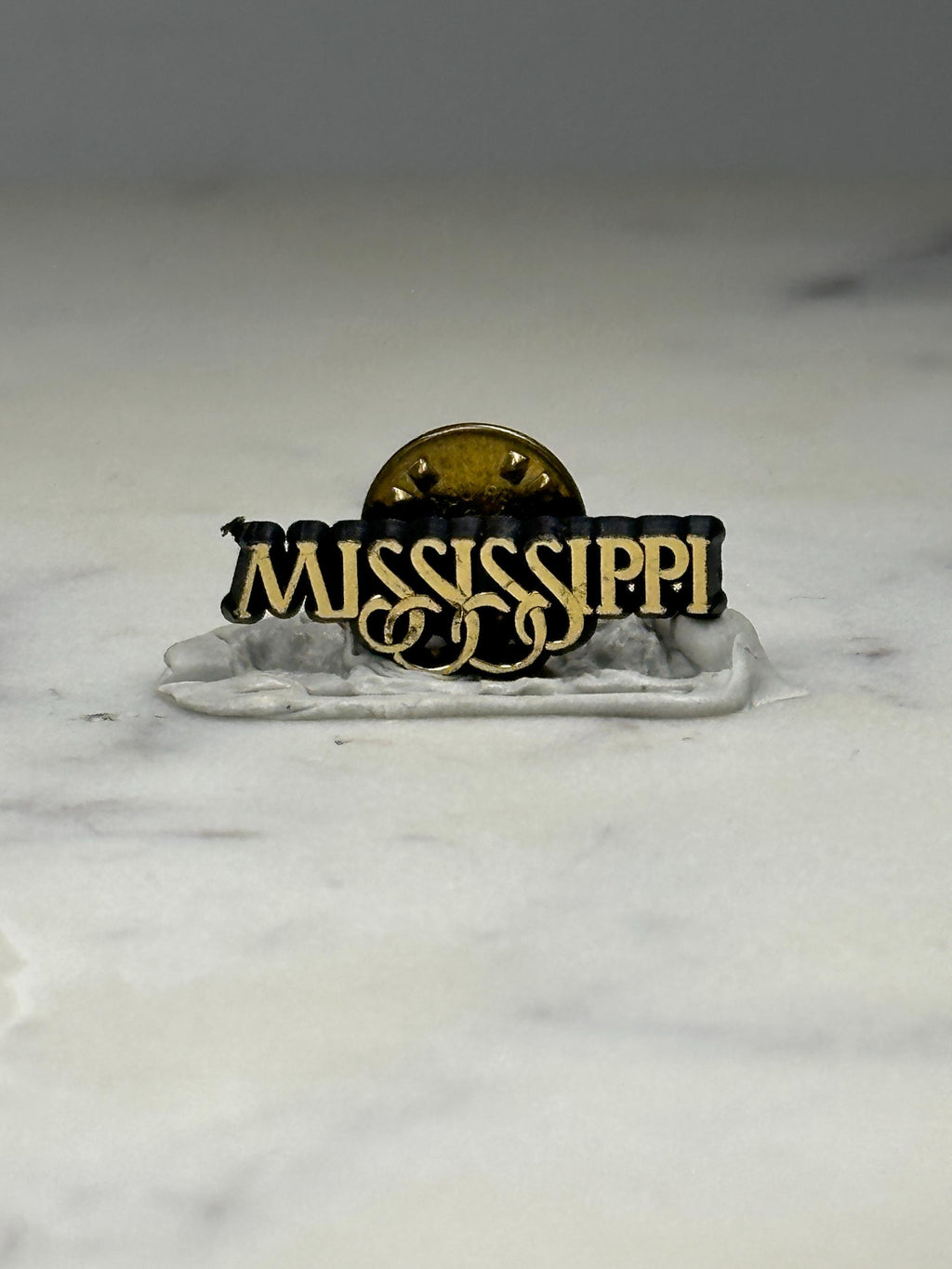 Mississippi State Souvenir Pin: Gold Tone Enamel - Travel Accessory