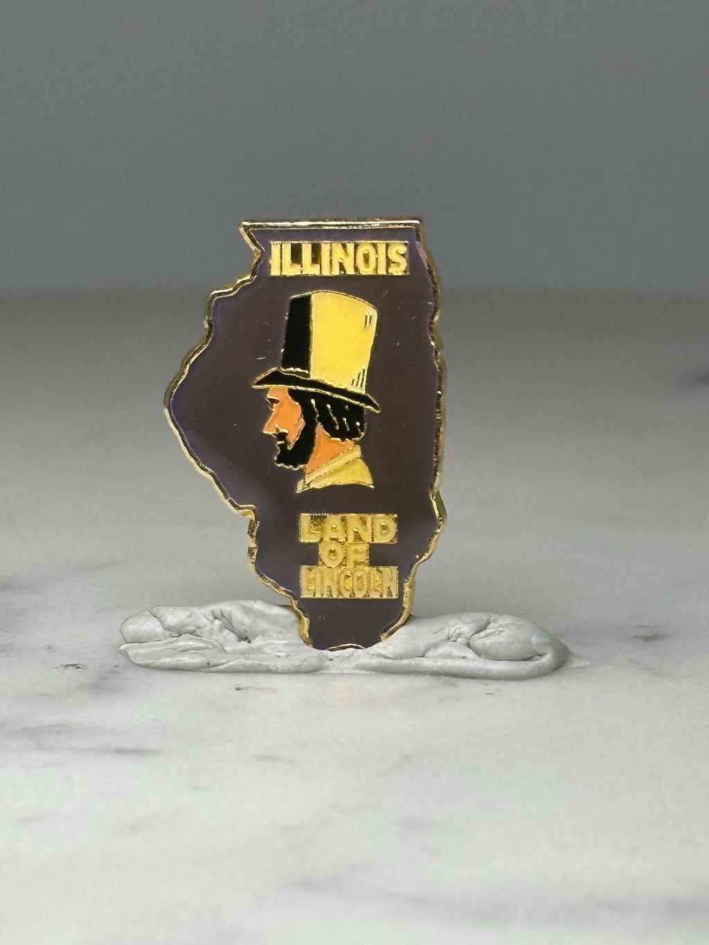 Illinois Land of Lincoln Enamel Pin: Gold Tone - State Souvenir