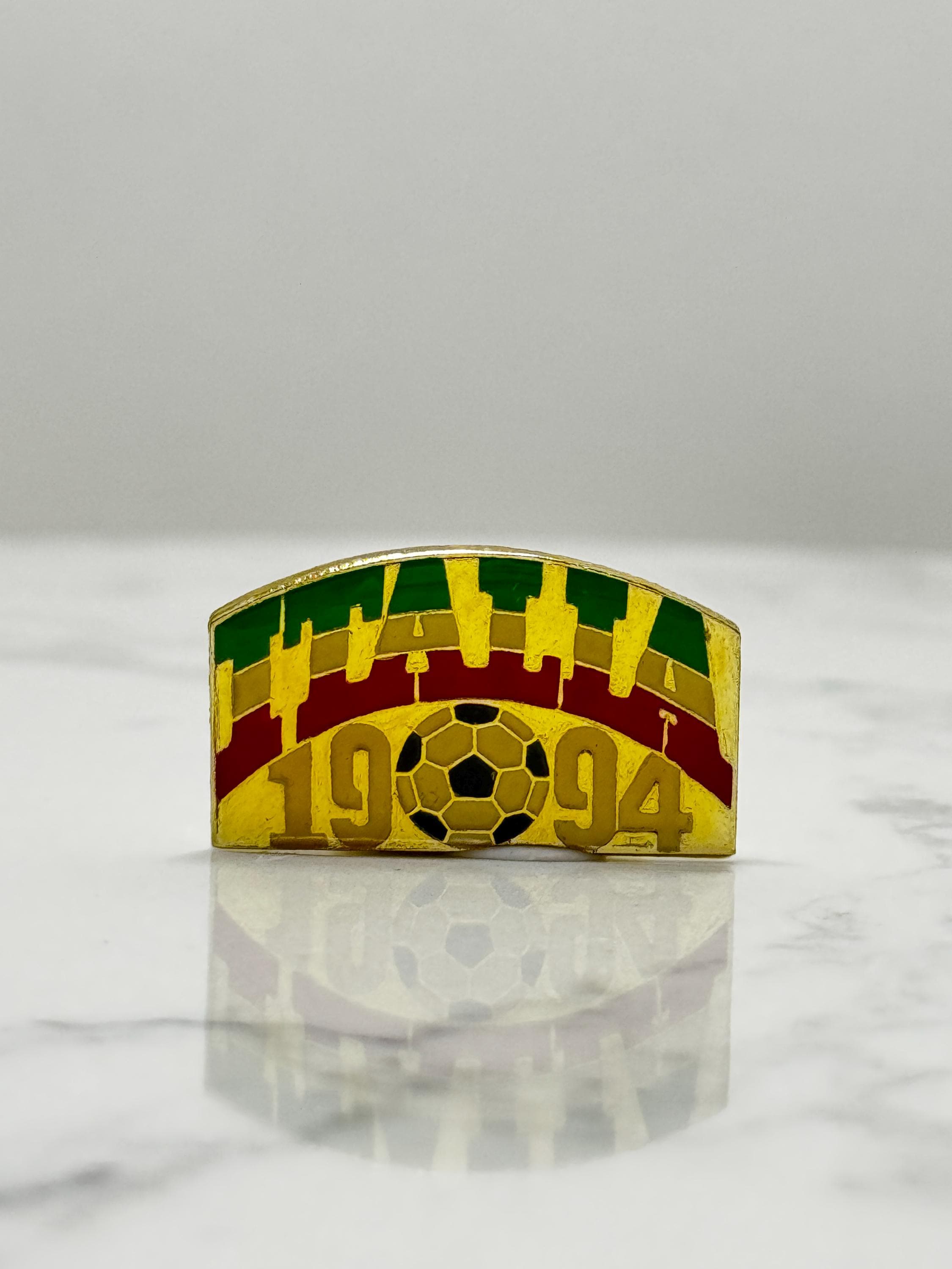 1994 World Cup Italy Soccer Pin: Gold Enamel - USA Tournament Accessory