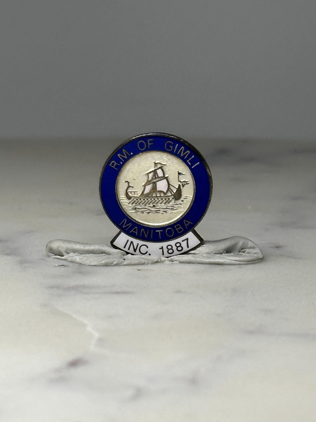 R.M. of Gimli Manitoba Pin: Blue Enamel - Canadian City Accessory