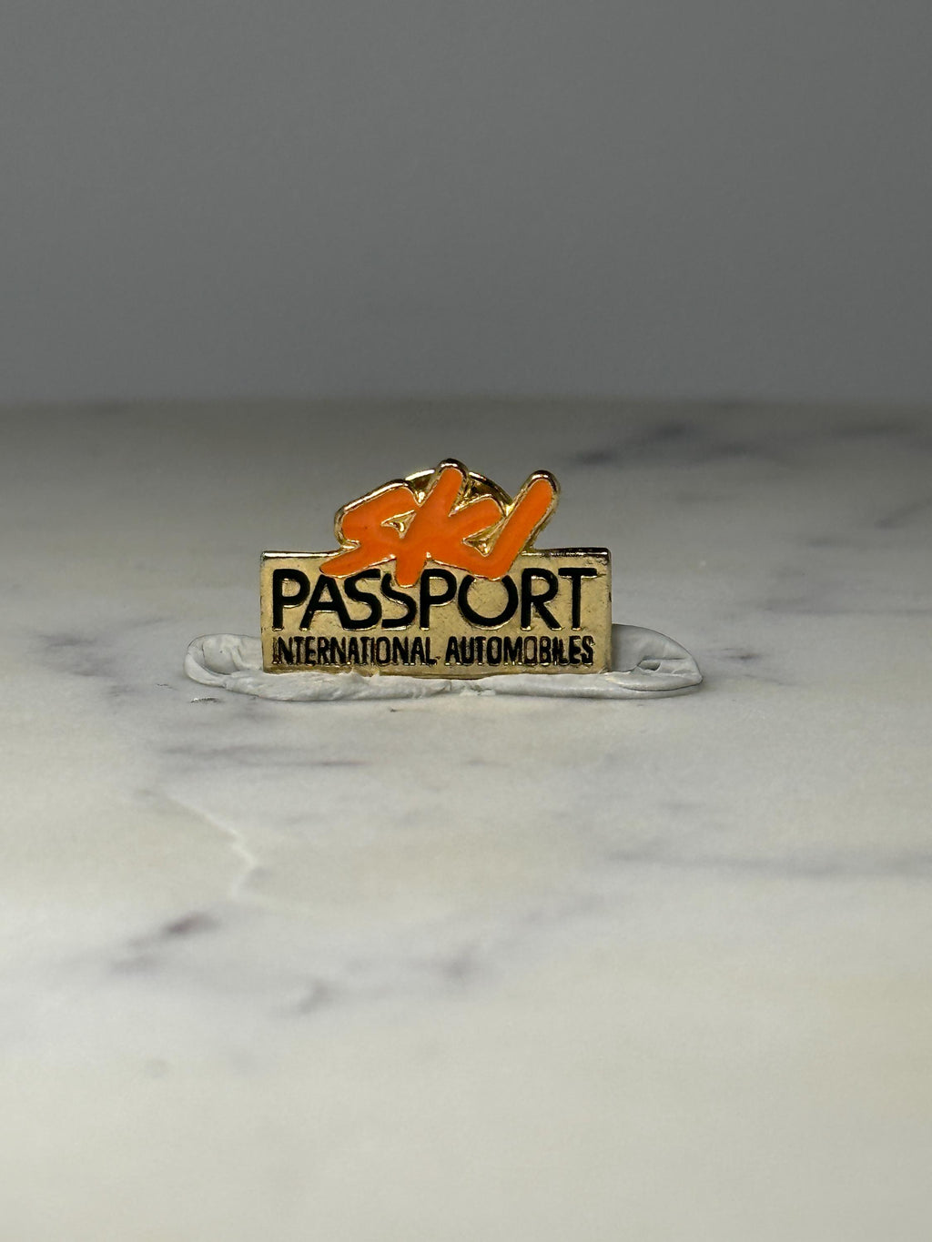 Vintage Ski Passeport Automobiles Internationales Quebec Enamel Lapel Pin