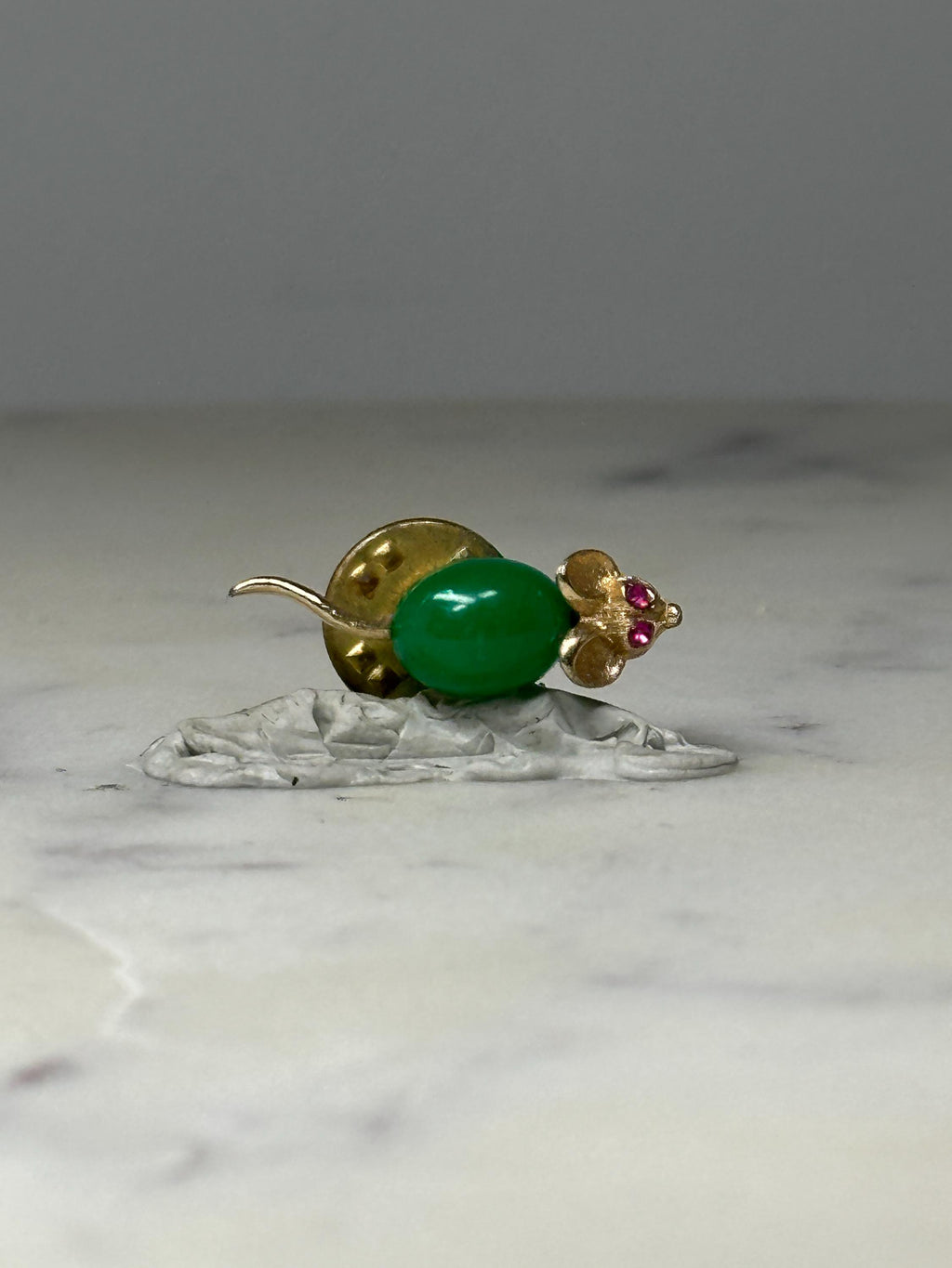 Green Stone Mouse Pin: Gold Tone Rhinestone - Vintage Animal