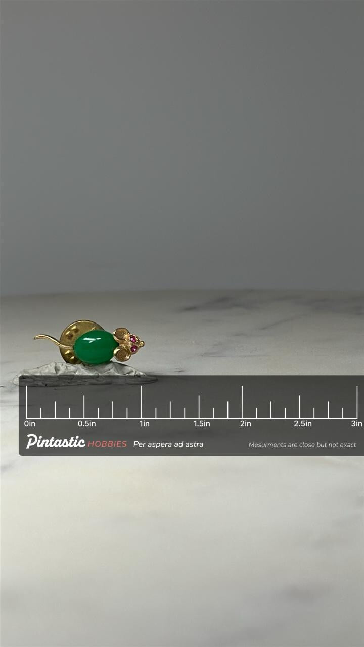 Green Stone Mouse Pin: Gold Tone Rhinestone - Vintage Animal with ruler overlay for size reference