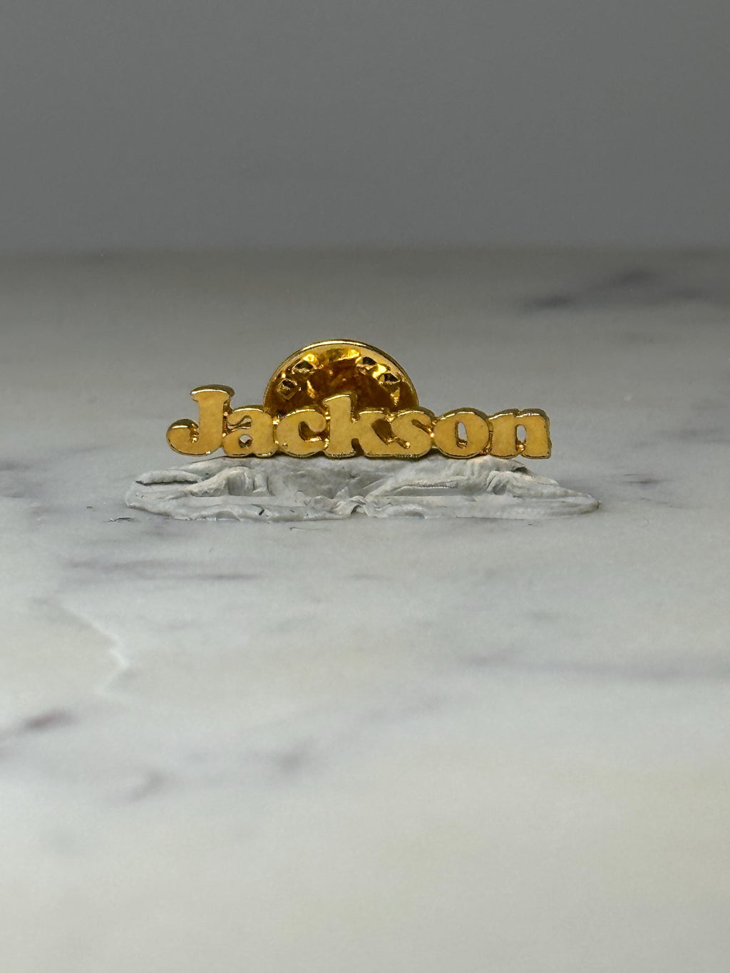 Jackson Mississippi Lapel Pin: Gold Tone Souvenir Pin – Travel Collectible