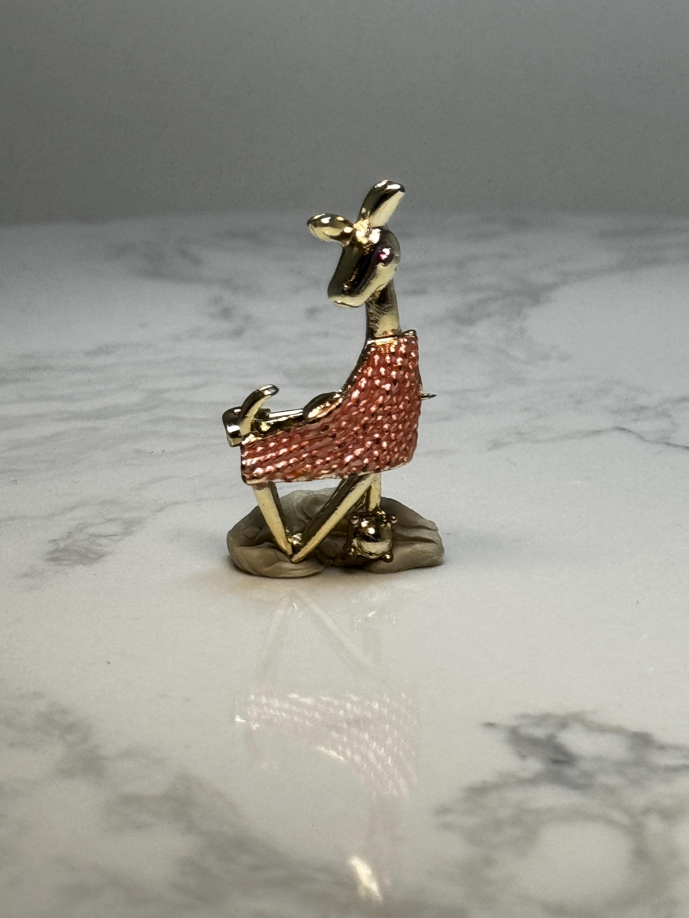 Vintage Giraffe Brooch: Gold Tone Animal Pin with Textured Enamel – Whimsical Safari Lapel Pin