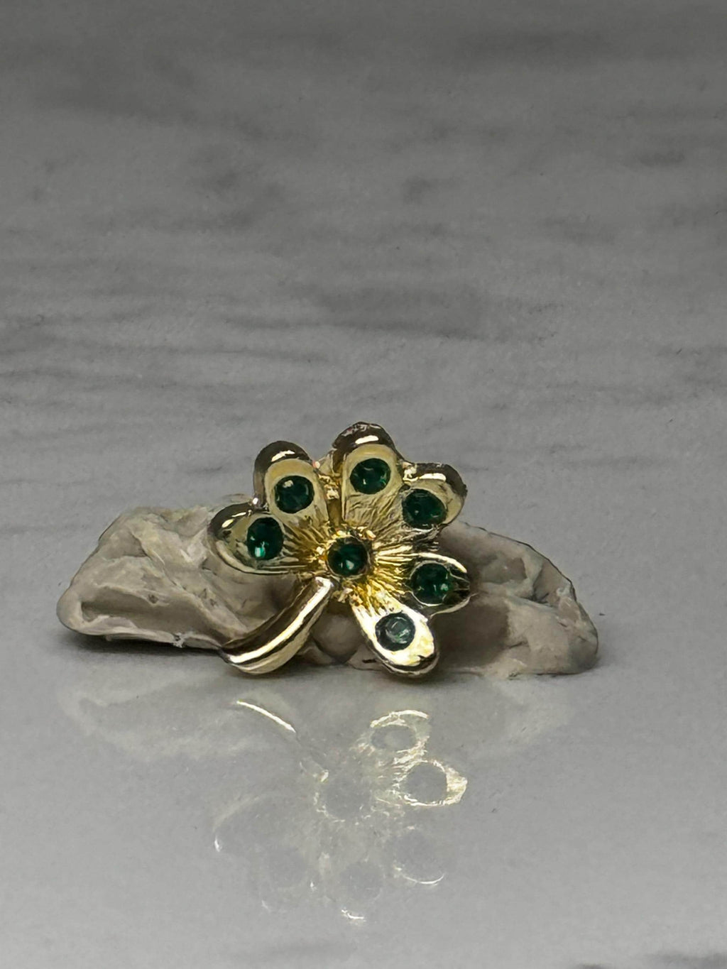 Vintage Green Rhinestone Four Leaf Clover Pin: Gold Tone Lucky Shamrock Brooch – St. Patrick’s Day Jewelry
