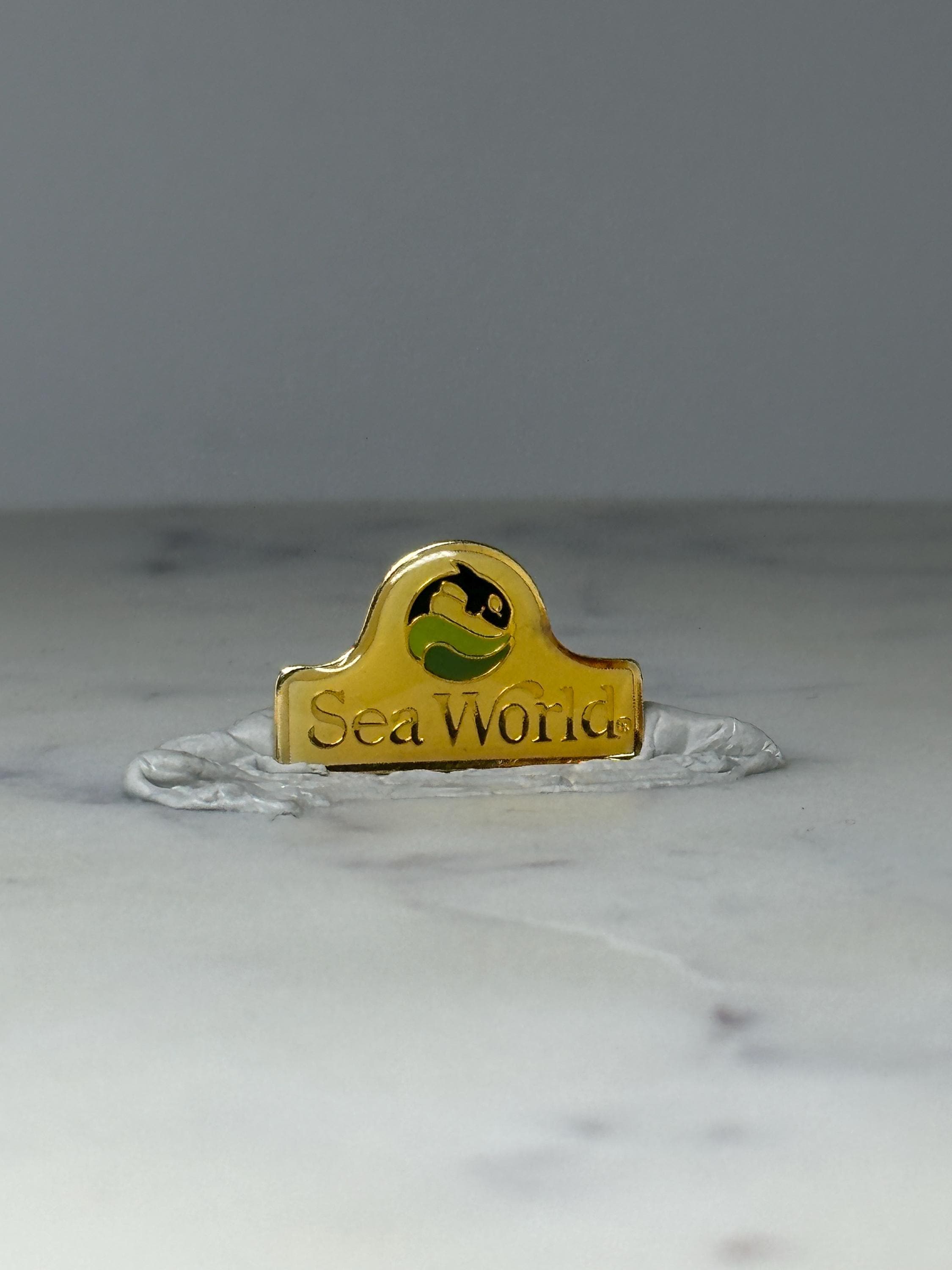 Vintage SeaWorld Souvenir Pin: Gold Tone Enamel - Theme Park Accessory