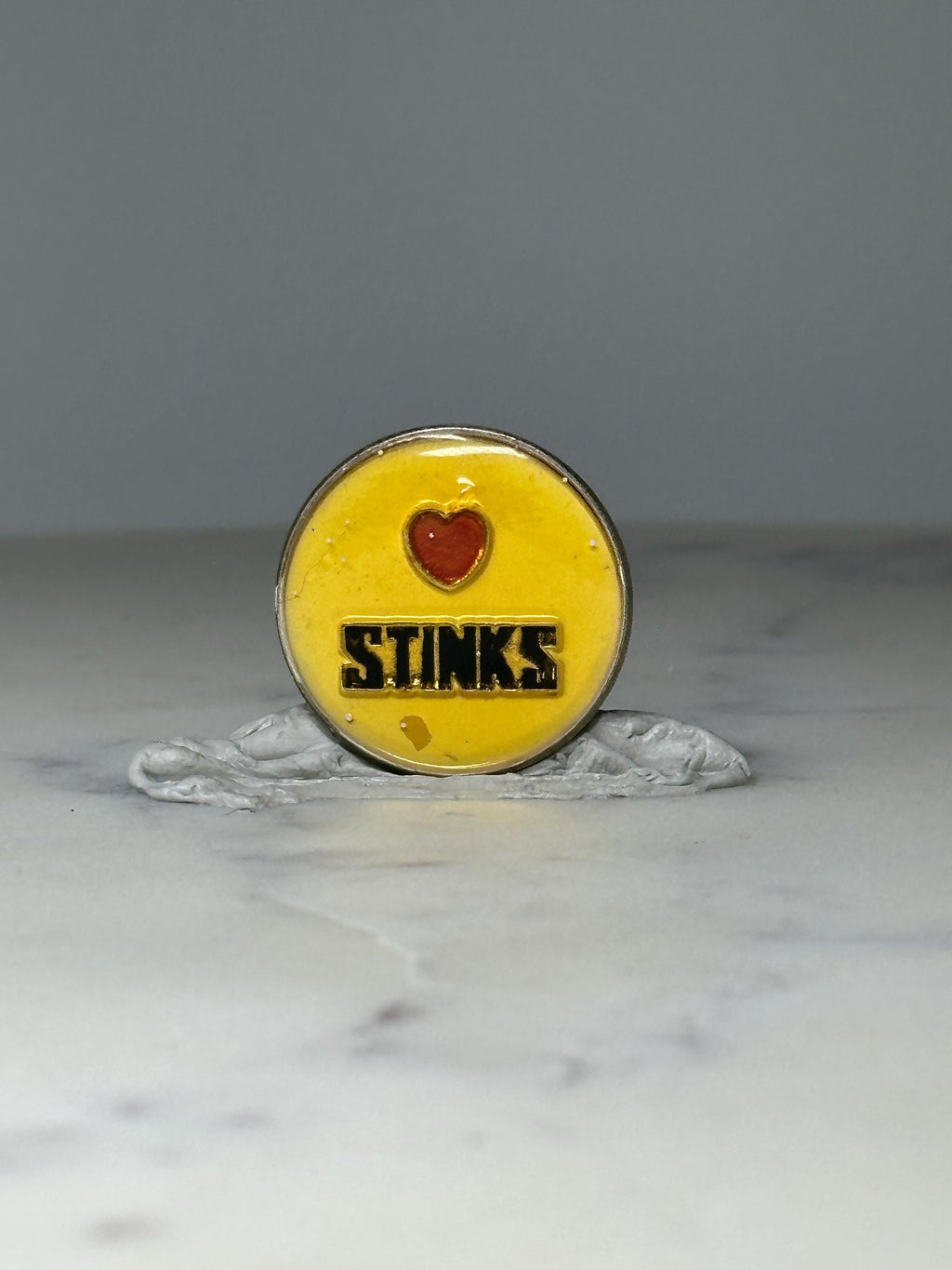 Vintage Love Stinks Enamel Pin: Yellow Heart Design - Novelty Accessory