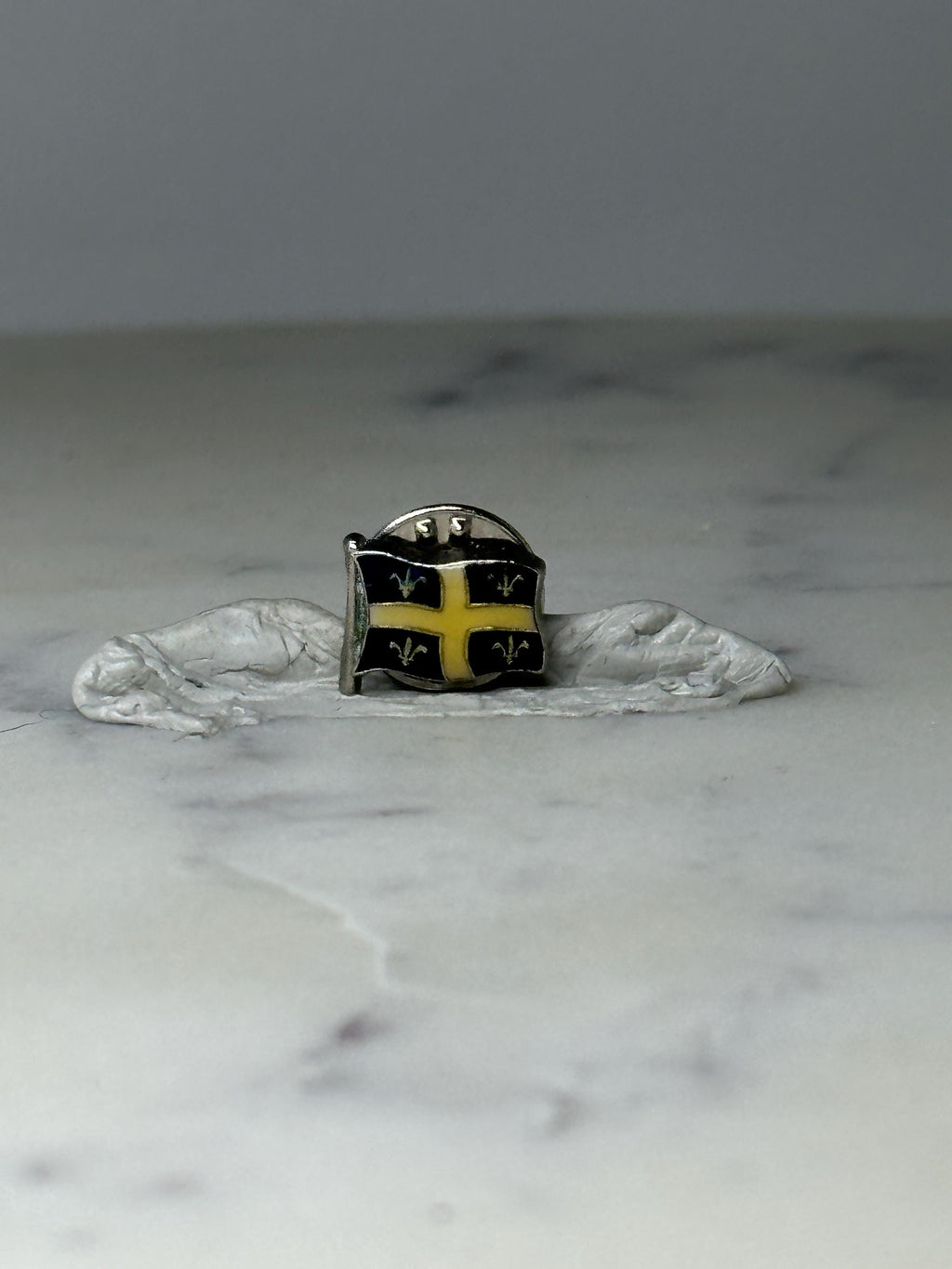 Vintage Quebec Flag Lapel Pin: Enamel Silver Tone - Canada Souvenir