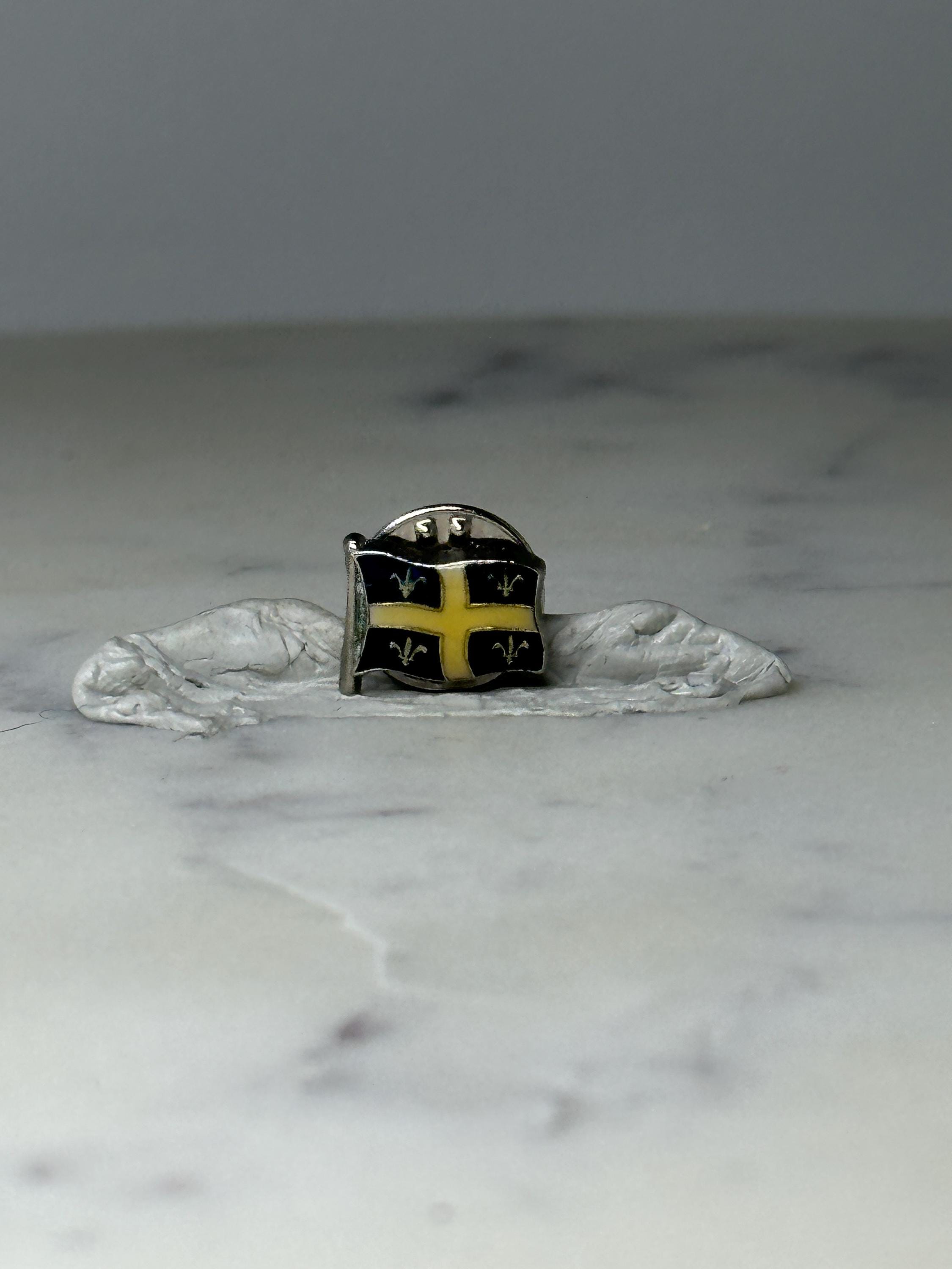 Vintage Quebec Flag Lapel Pin: Enamel Silver Tone - Canada Souvenir