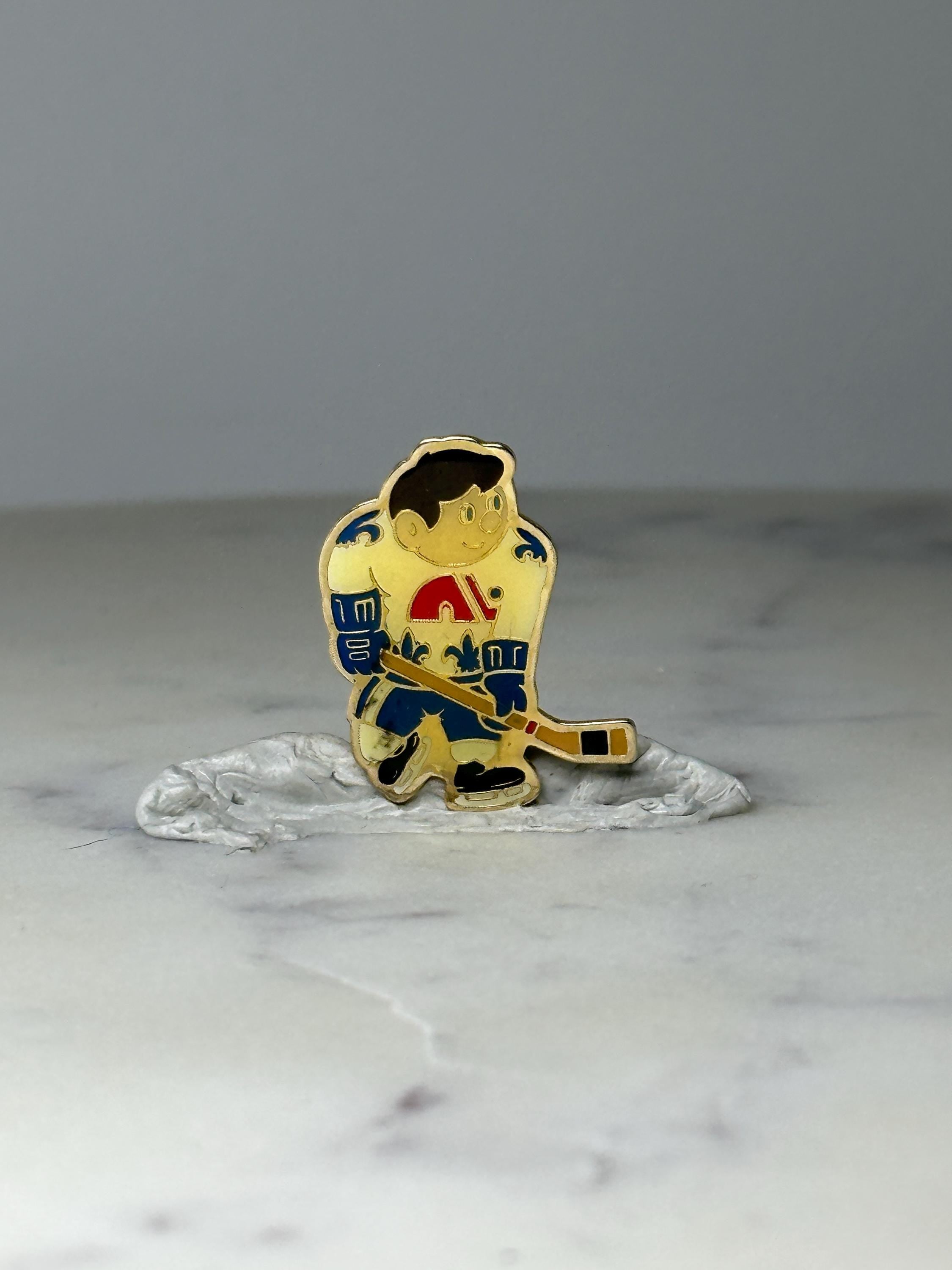 Vintage Quebec Nordiques Hockey Pin: Gold Tone Enamel - NHL Accessory