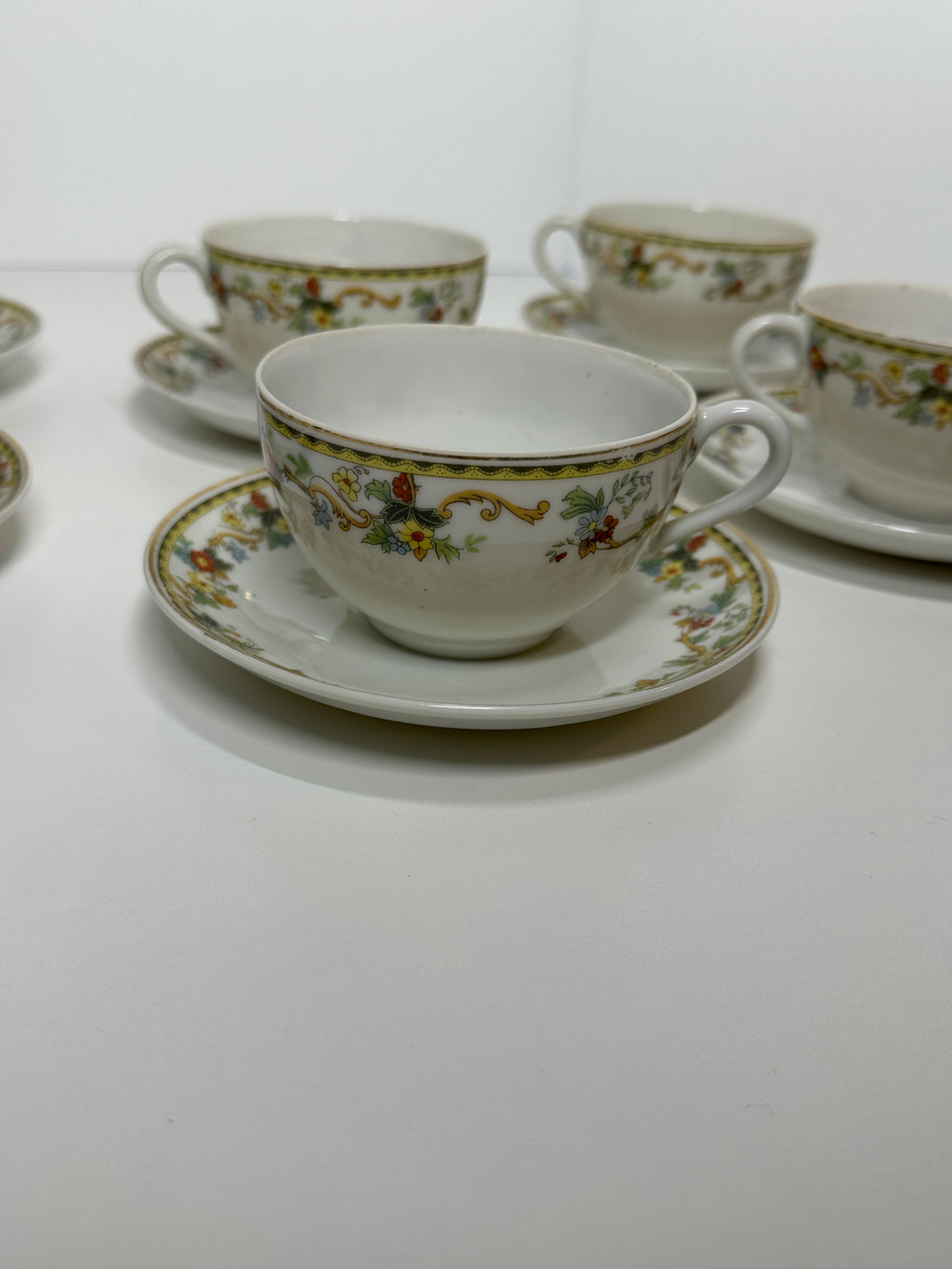 Gold Castle Chikusa floral tea cup and saucer set of 6 made in Japan with gold trim and white china
