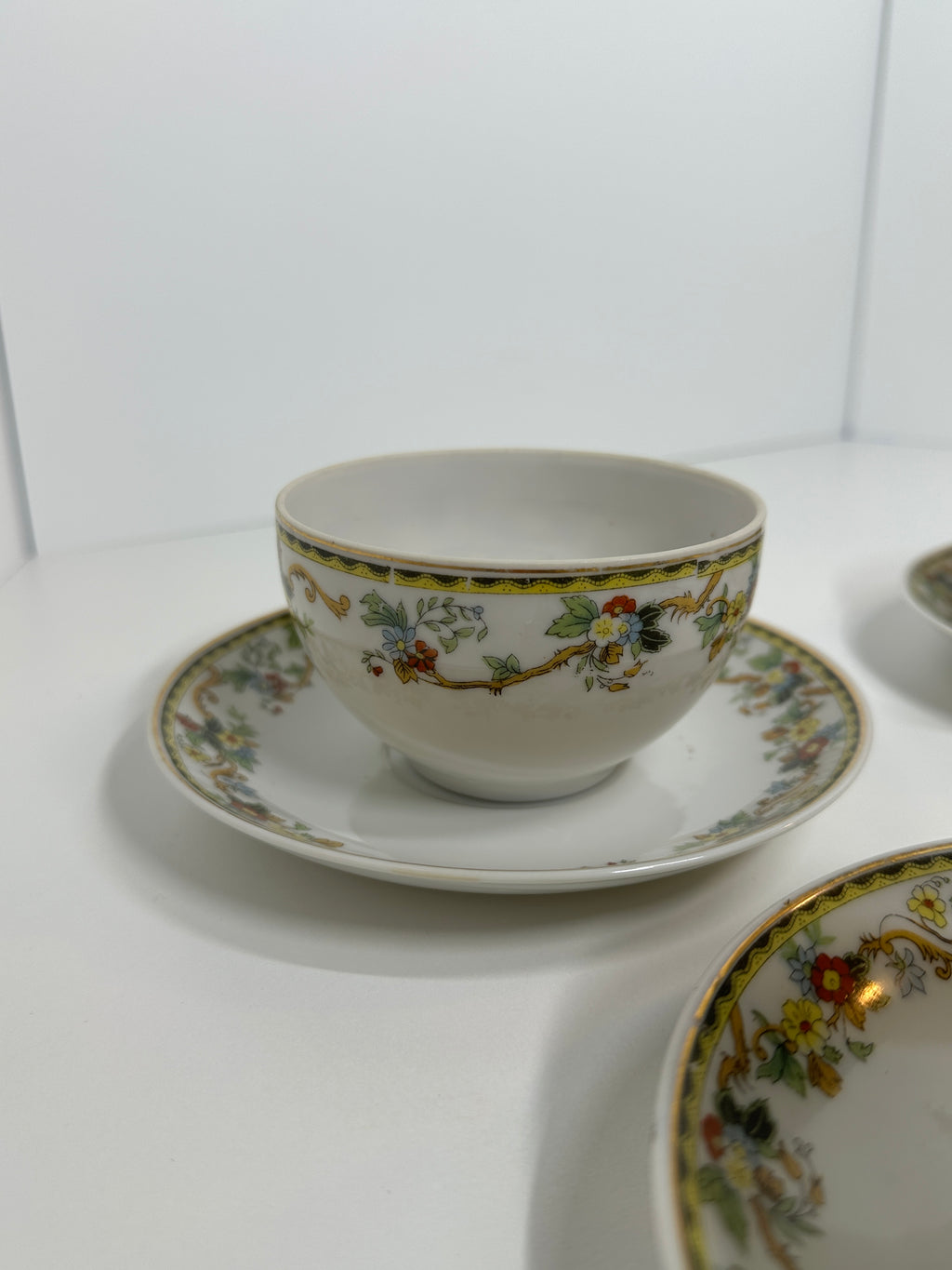 Gold Castle Chikusa floral tea cup and saucer set of 6 made in Japan with gold trim and white china