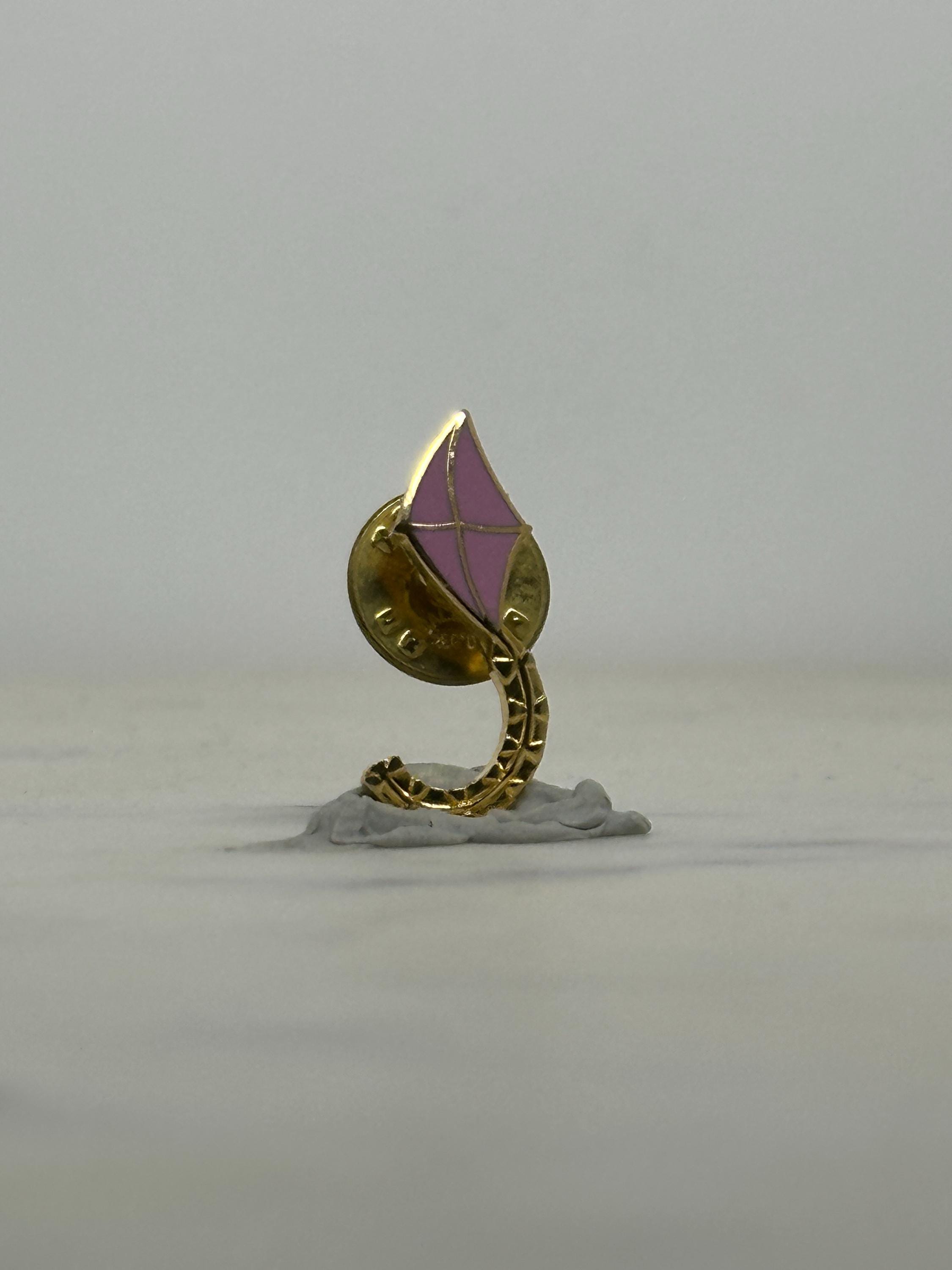Kite Tail Enamel Pin: Gold & Pink Cloisonné - Whimsical Vintage Accessory